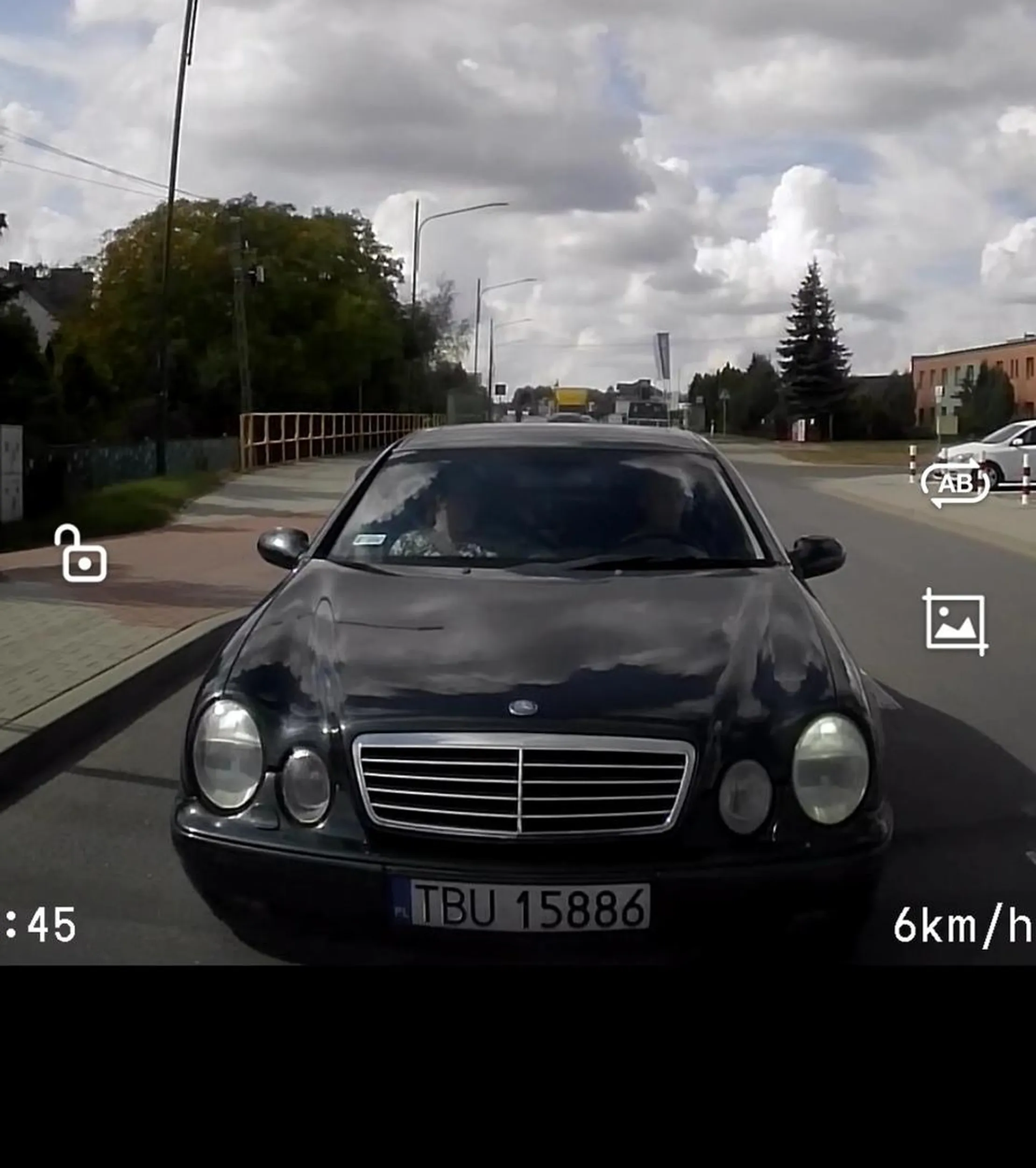 Na parkingu przy Mrówce nie ustąpił pierwszeństwa i uporem dążył do kolizji nagranie z video rejestratora jest ciekawe