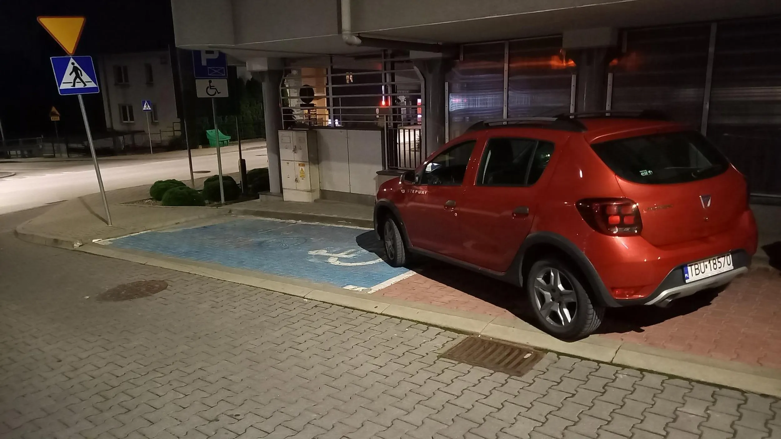 Parkowanie na 2 miejscach.