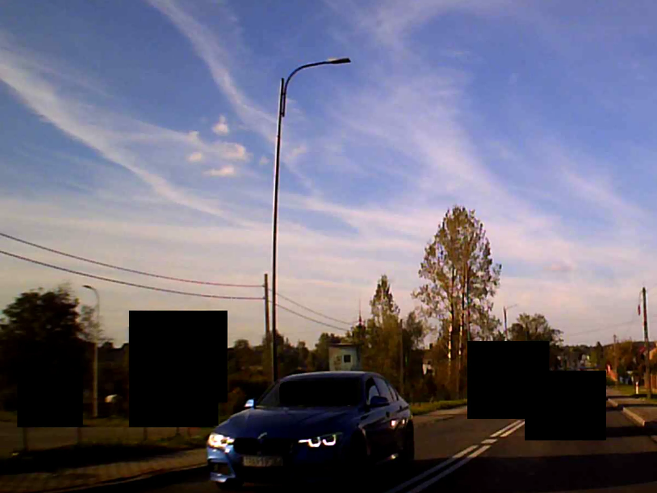 Czterooki gówniarz w niebieskim BMW nocą urządza sobie wraz z innymi kierowcami rajdy publicznymi drogami i jeździ na zderzaku!