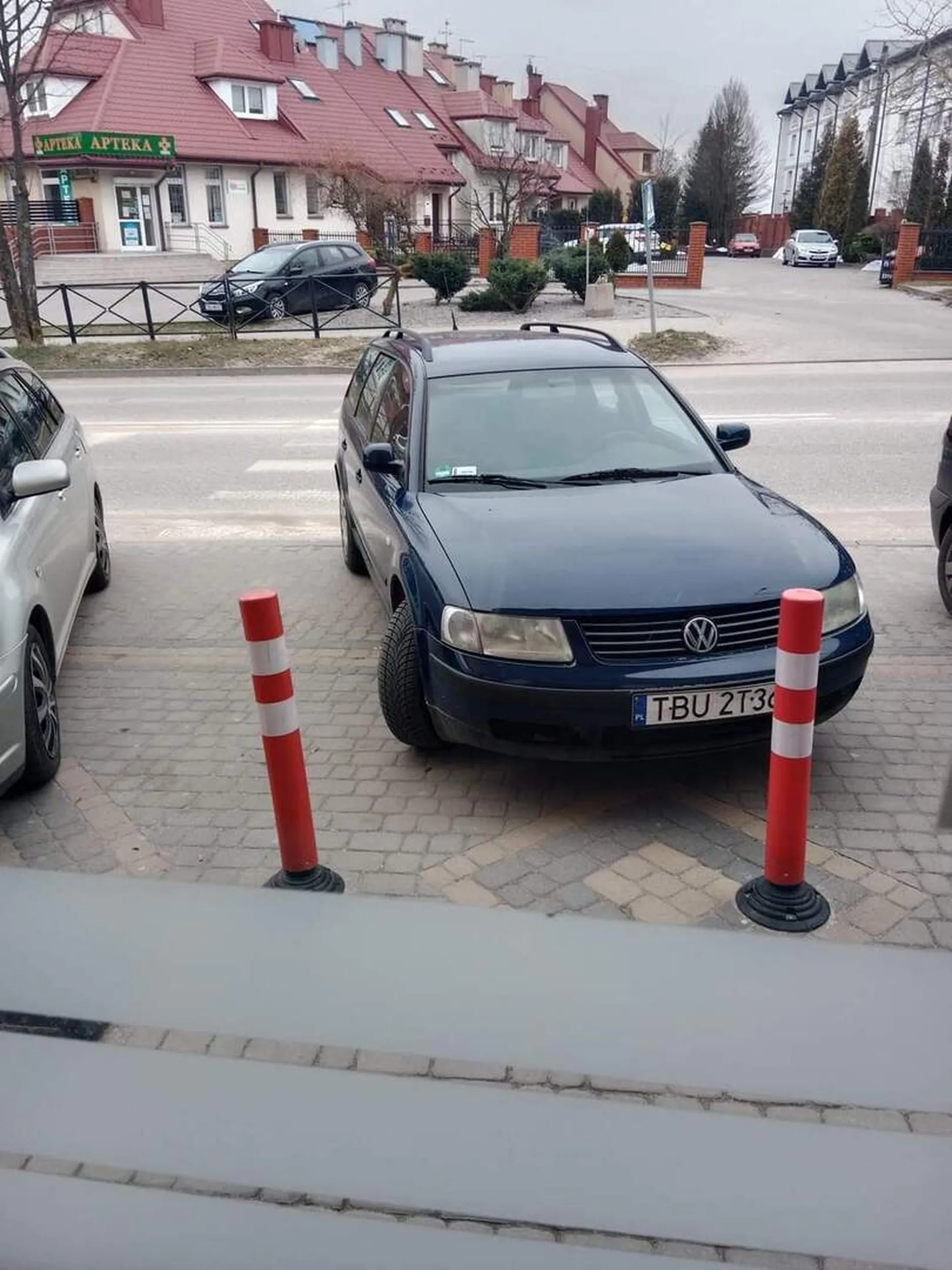 Zaparkował na przejściu dla pieszych oraz zablokował wjazd dla ludzi niepełnoprawnych