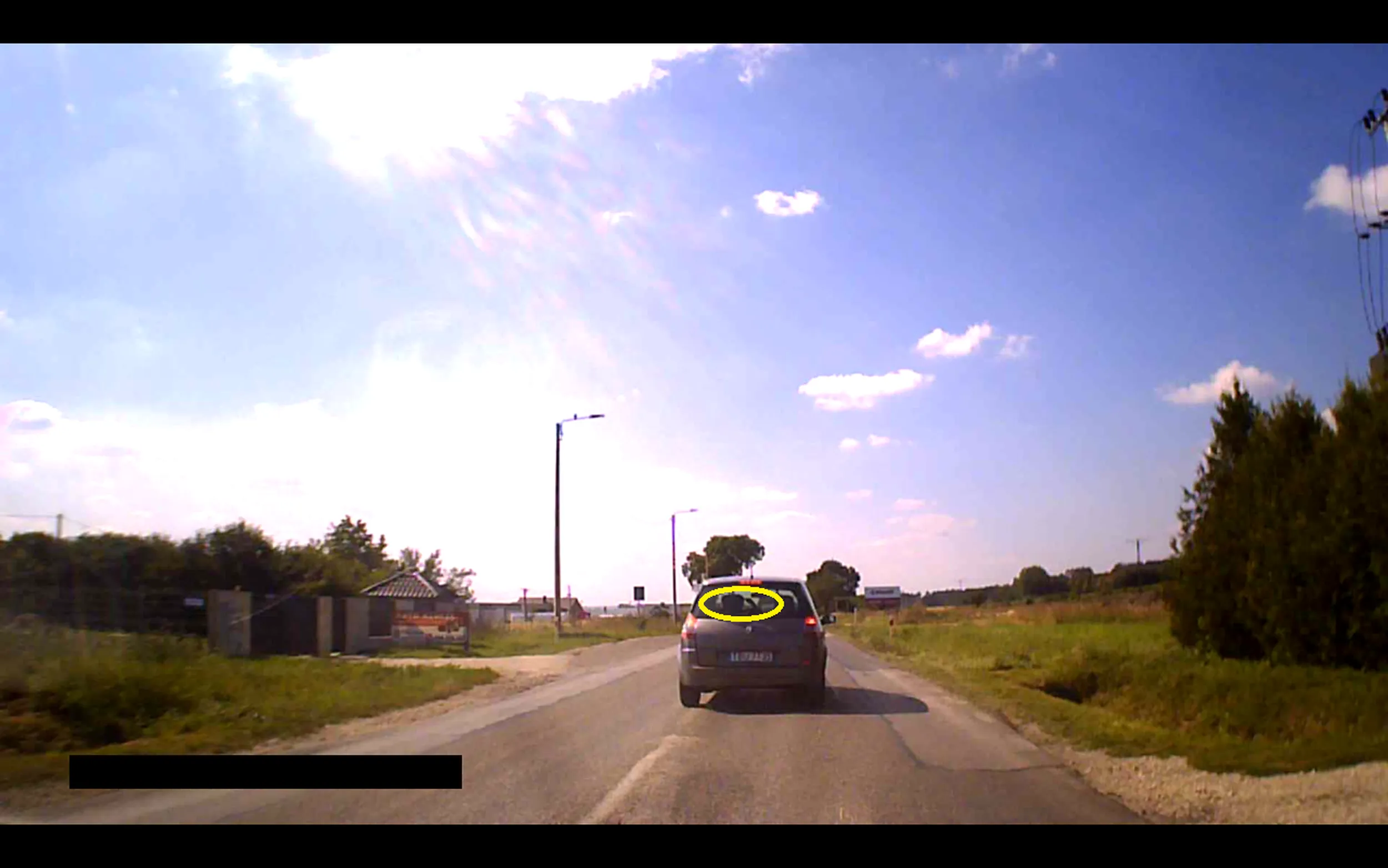 Wyprzedza bez zachowania bezpiecznego odstępu podczas wyprzedzania, celowo przyhamowuje i pokazuje, aby się puknąć w głowę. Sądzę, że trzeba będzie się puknąć w głowę, kiedy przyjdzie mandat do zapłaty!