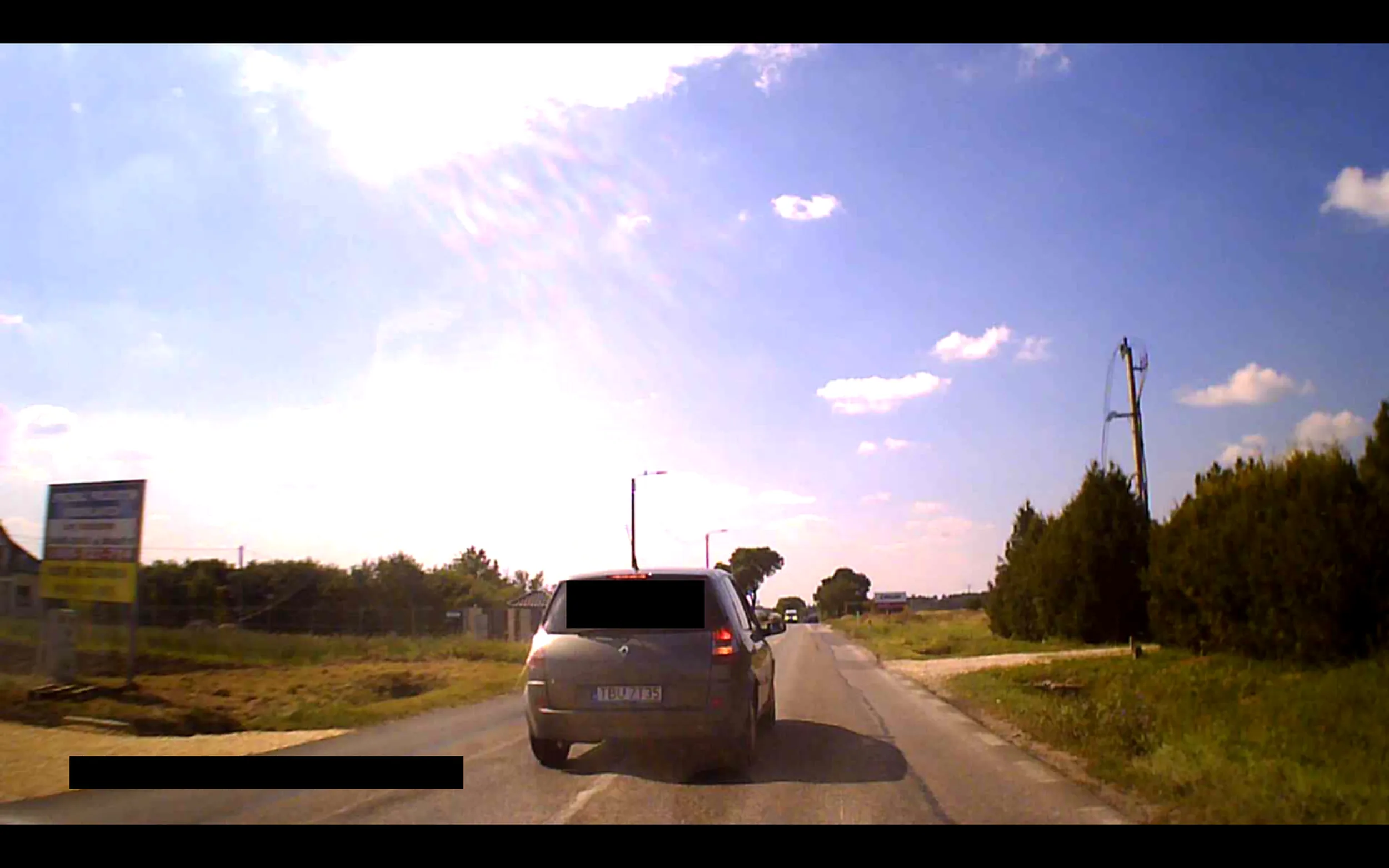 Wyprzedza bez zachowania bezpiecznego odstępu podczas wyprzedzania, celowo przyhamowuje i pokazuje, aby się puknąć w głowę. Sądzę, że trzeba będzie się puknąć w głowę, kiedy przyjdzie mandat do zapłaty!