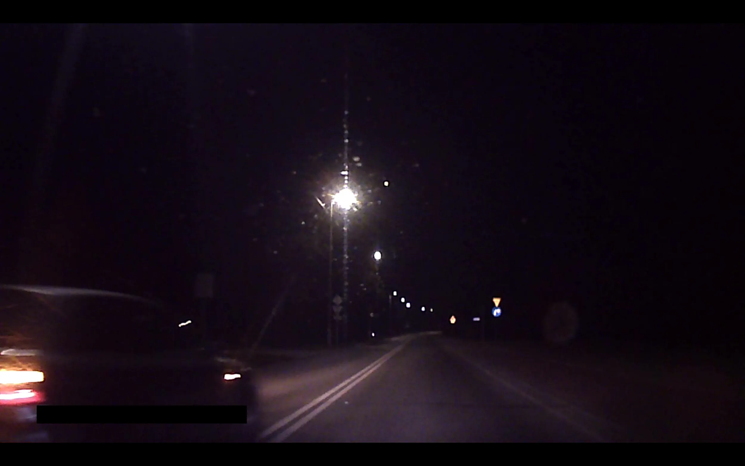 Znacznie przekracza dozwoloną prędkość w terenie zabudowanym i zajeżdża drogę podczas wyprzedzania. Prawko znalezione na śmietniku!