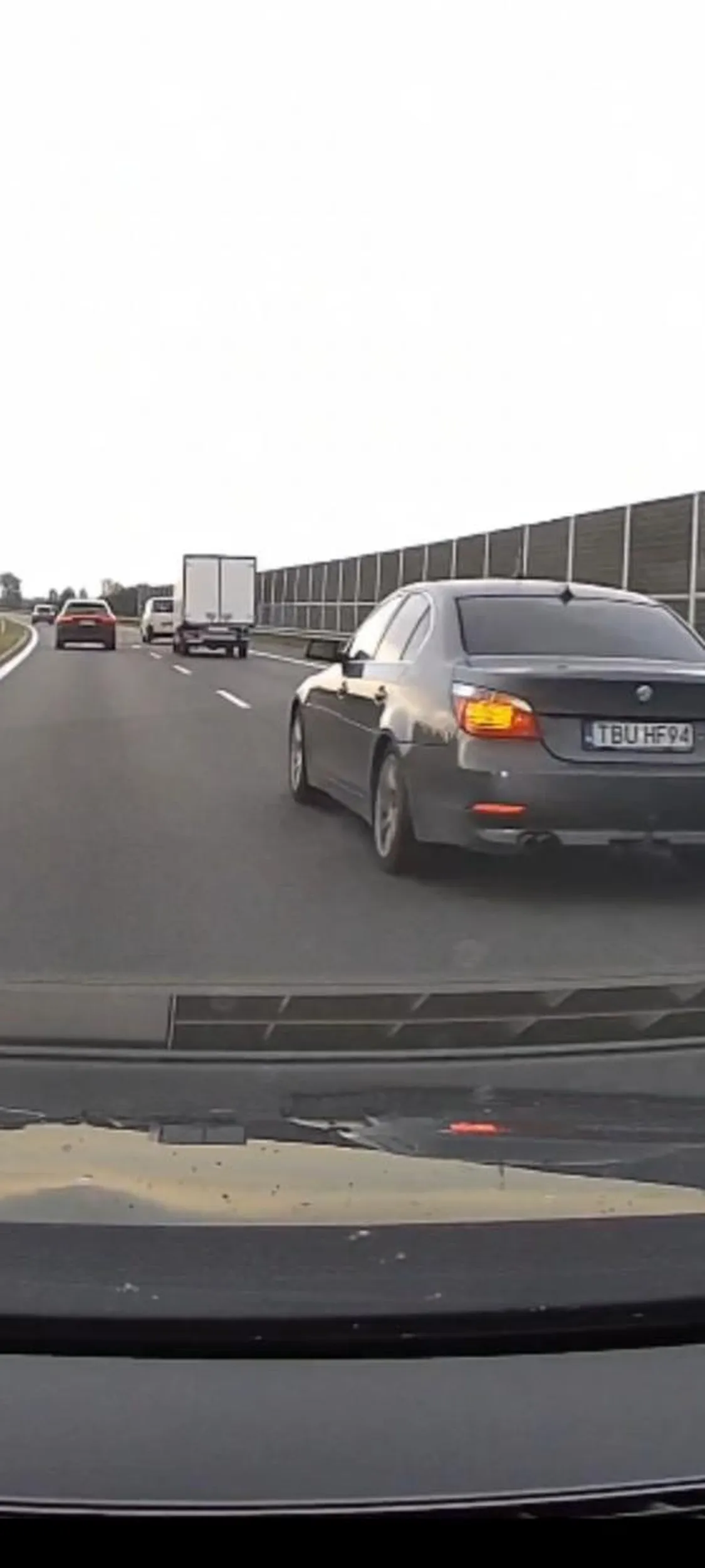 Agresywny bezmózg w BMW. Nie zachowuje dystansu pomiędzy pojazdami na autostradzie A4 przy prędkości ok 145 km/h, siedzi na zderzaku, świeci długimi, wyprzedza z prawej strony przy tej prędkości i wciska się przed maskę po czym hamuję bo pojazd jadący przed nim nie jedzie tak jak on ok 170 km/h.