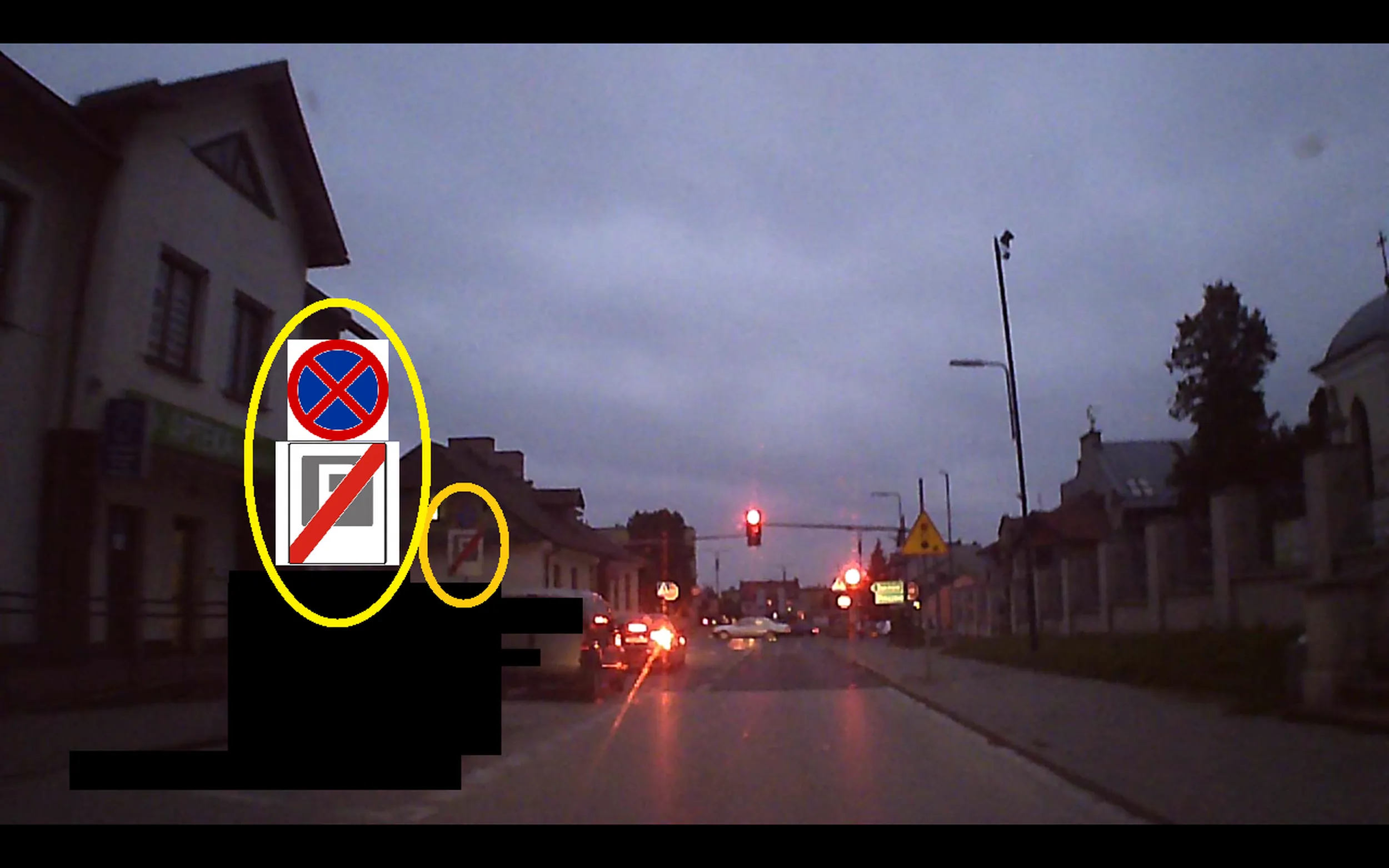 Pier**lenie, chociaż lepiej brzmią „rozmowy w toku” z pieszym na chodniku po lewej stronie. AUDI stoi na światłach awaryjnych za znakiem „zakaz zatrzymywania się”, „koniec strefy płatnego parkowania” i pasie do lewoskrętu!