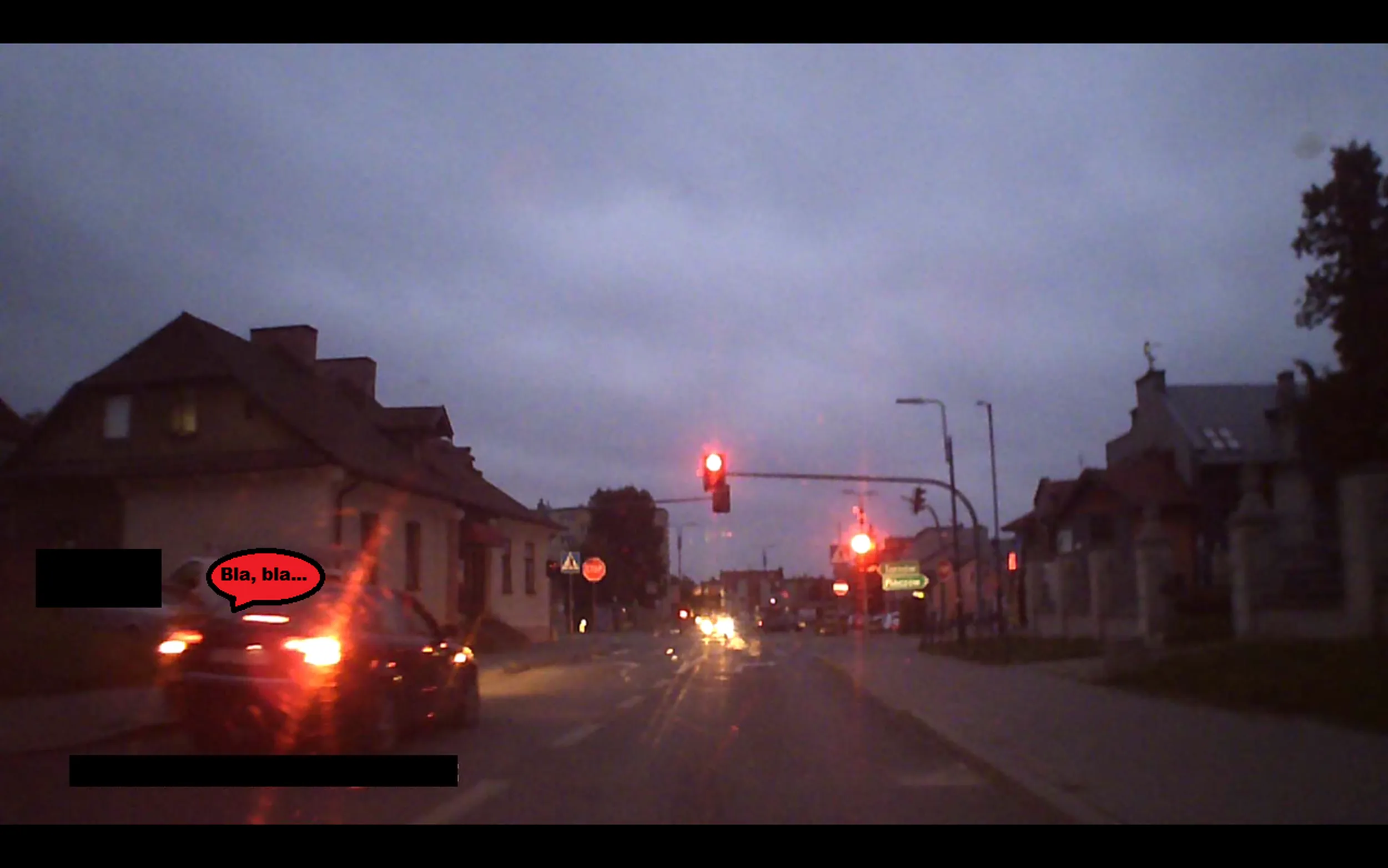 Pier**lenie, chociaż lepiej brzmią „rozmowy w toku” z pieszym na chodniku po lewej stronie. AUDI stoi na światłach awaryjnych za znakiem „zakaz zatrzymywania się”, „koniec strefy płatnego parkowania” i pasie do lewoskrętu!