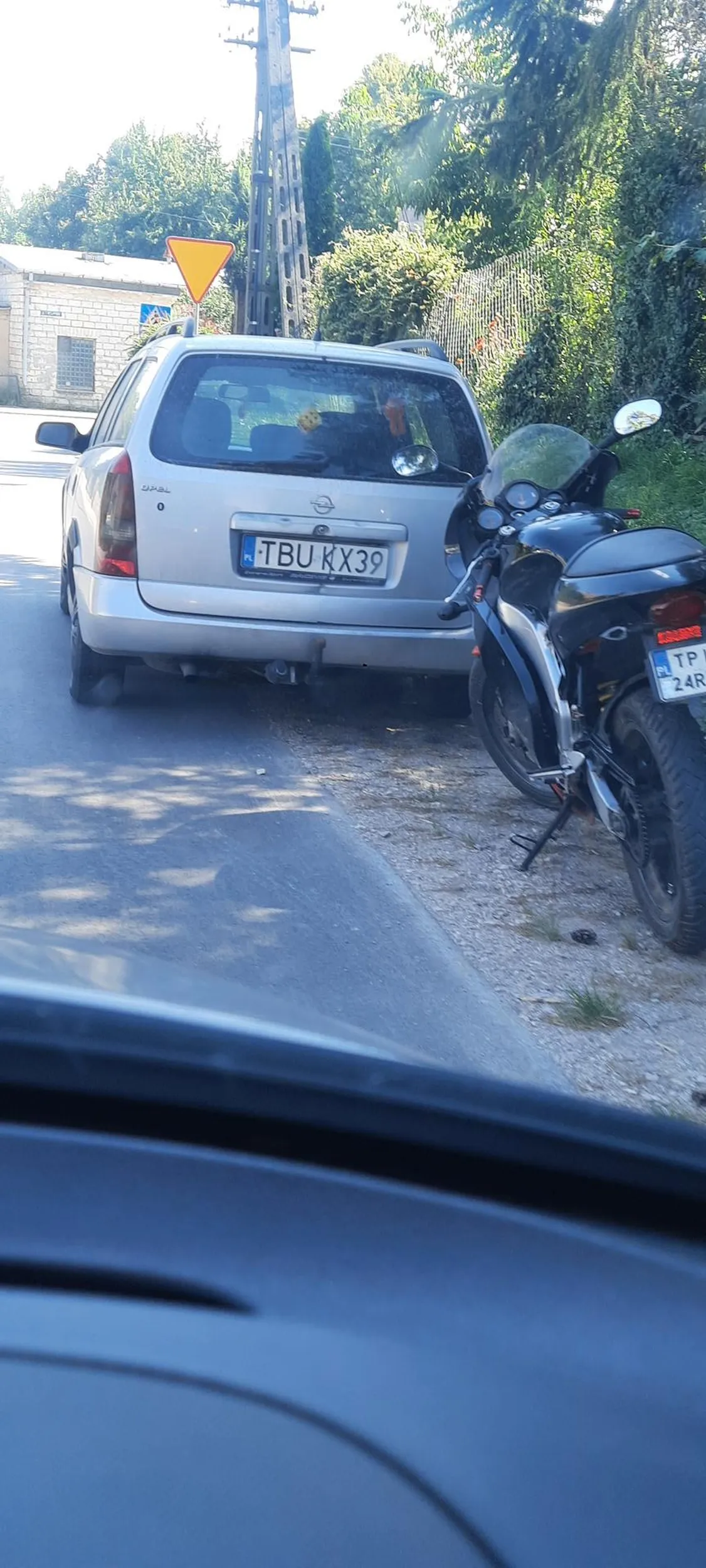 Blokuje dojazd do skrzyżowania. Samochody stoją z jednej i drugiej strony bo szlachcic zostawia samochód na ulicy..