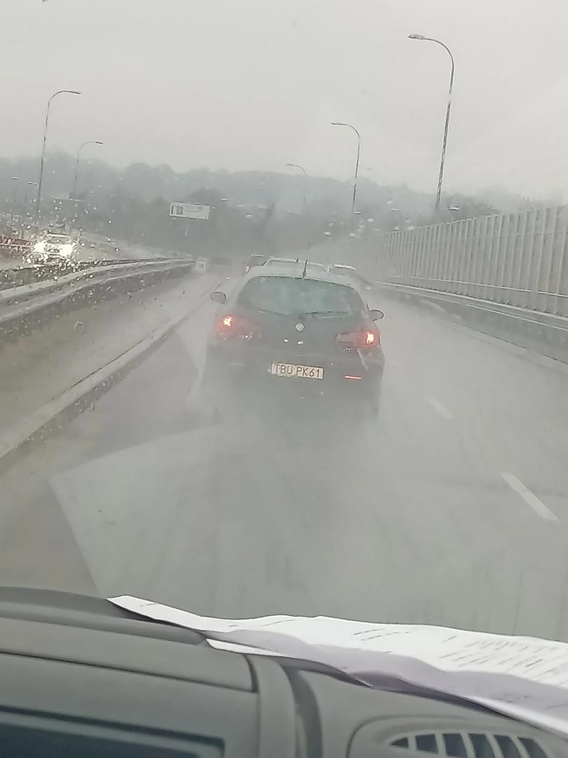 Alfa królowa lawet, kierowca burak, wymusza pierwszeństwo, chyba pomylił drogę z torem wyścigowym... Zero kultury jazdy, takich jak on tylko wyciągnąć i klepać po ryju!