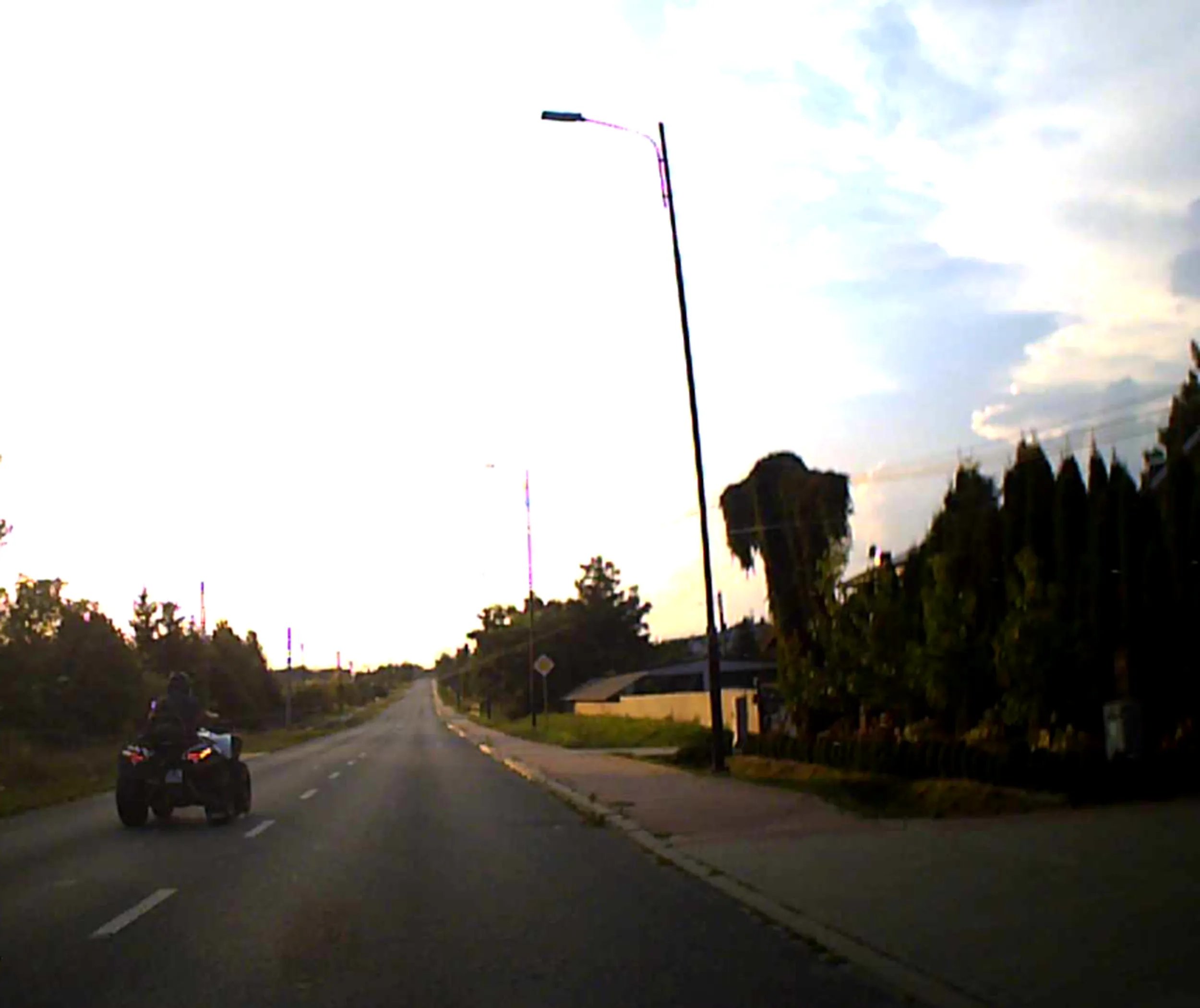 Ku*wa czterokołowym pier*olnikiem pogania światłami drogowymi w terenie zabudowanym kierowcę, który ma na liczniku 50 km/h! Sprawa została zgłoszona policji!!!