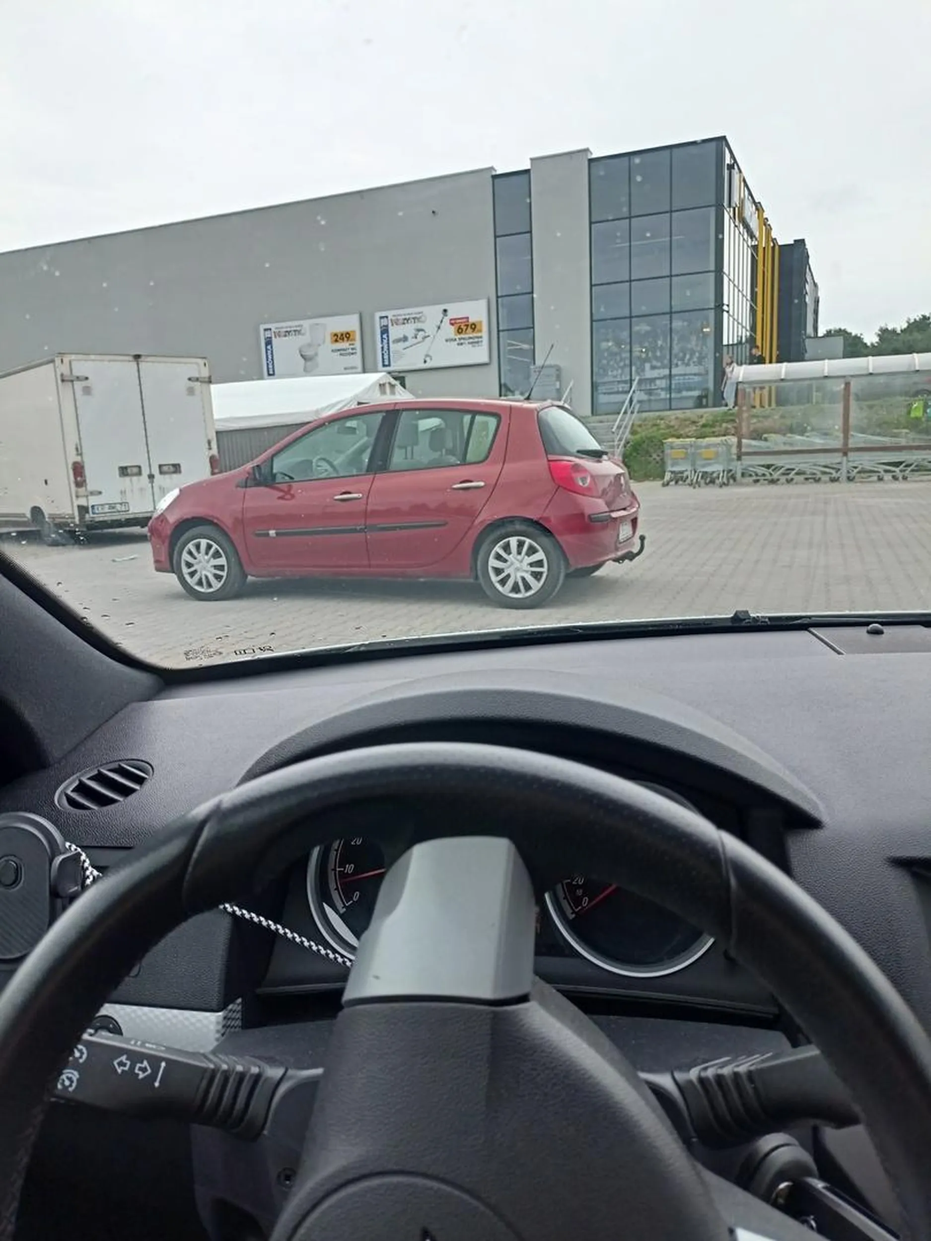 Łajza parkuje na środku parkingu