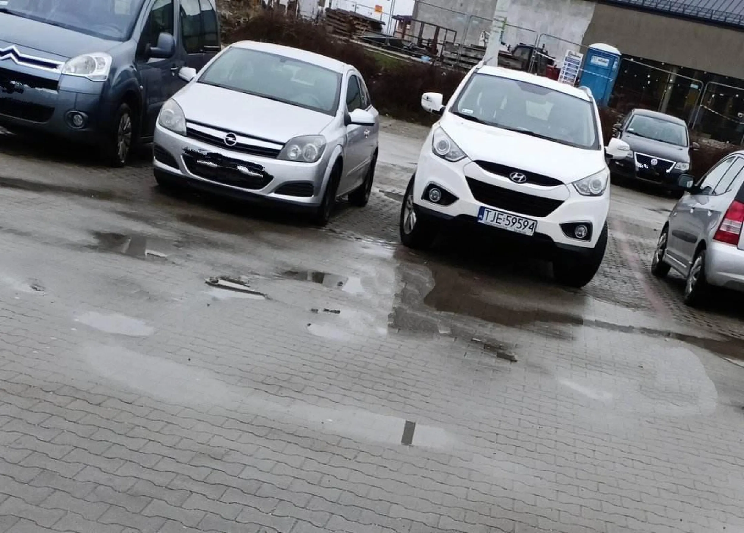 Otyła niemiła babka w białym Hyundai-u komentuje to jak zaparkowałem, nie zwracając uwagi na to że to ona wyjechała za linie parkingowe...