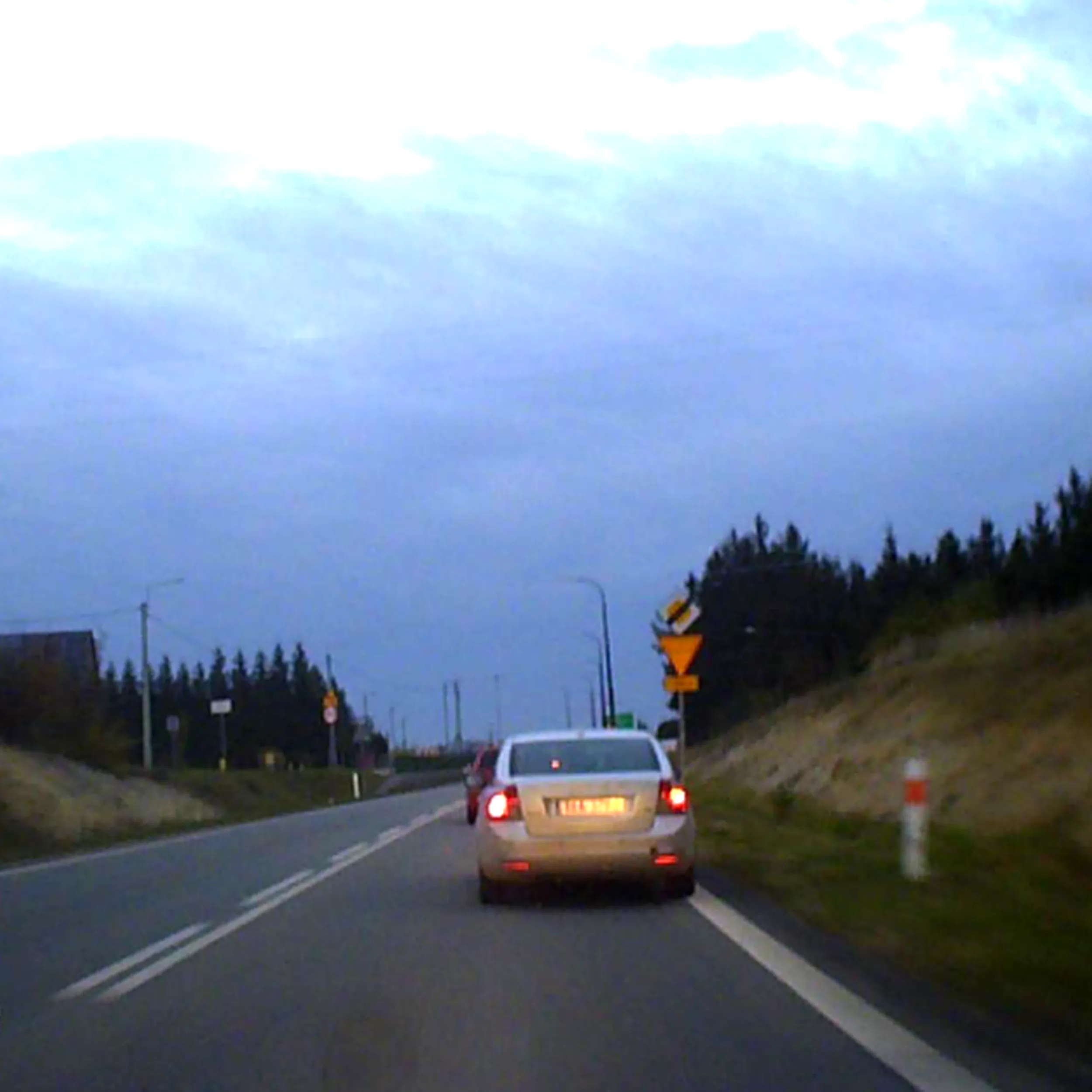 Nie zachowuje bezpiecznego odstępu podczas wyprzedzania i jeździ znacznie blisko prawej krawędzi jezdni.