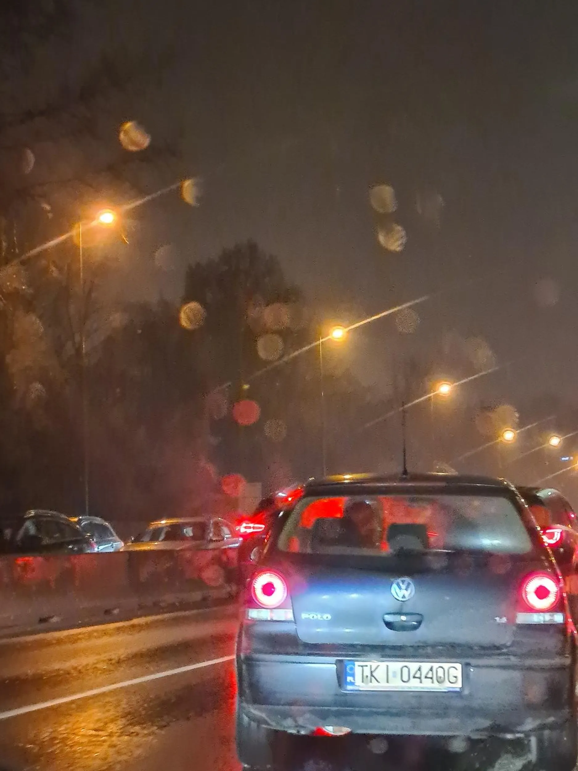 Kierowca jeździ buspasem bezprawnie