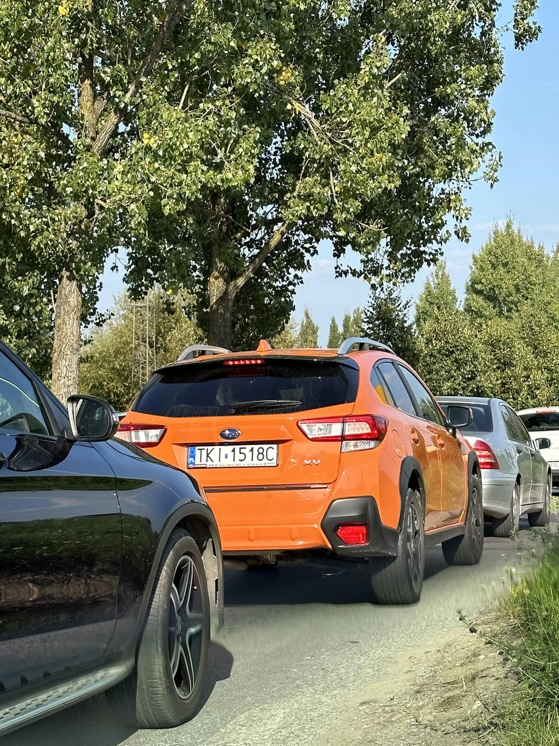 Stara torba Grażyna z fryzurą rozwódki nie umie jeździć i wpycha się na skrzyżowaniu