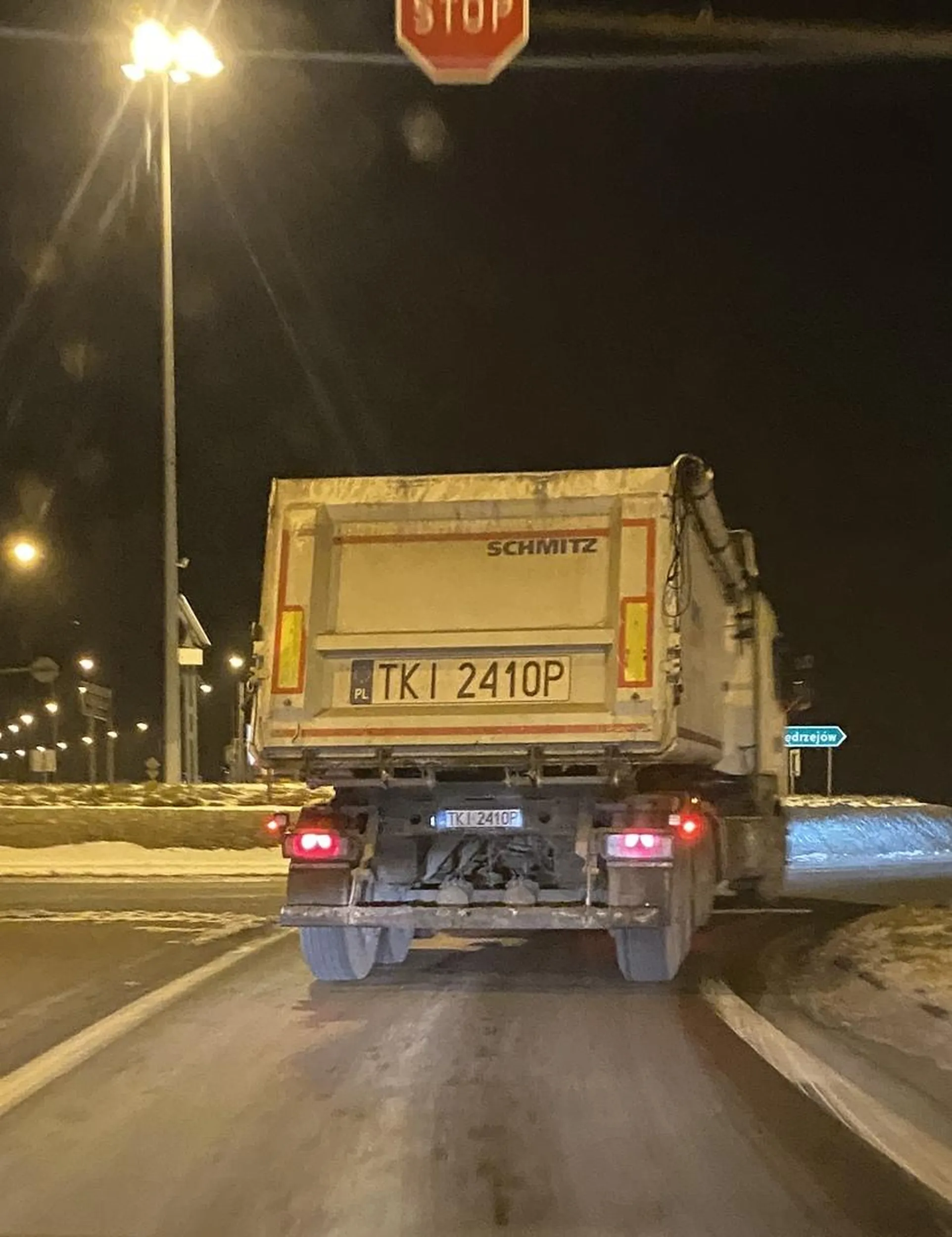 Chamisko wyprzedza na podwójnej ciągłej, urządza wyścigi ciężarówek. Wyjechał typowi na czołówkę. Szmaciarz. Wideo będzie wysłane w odpowiednie miejsce.