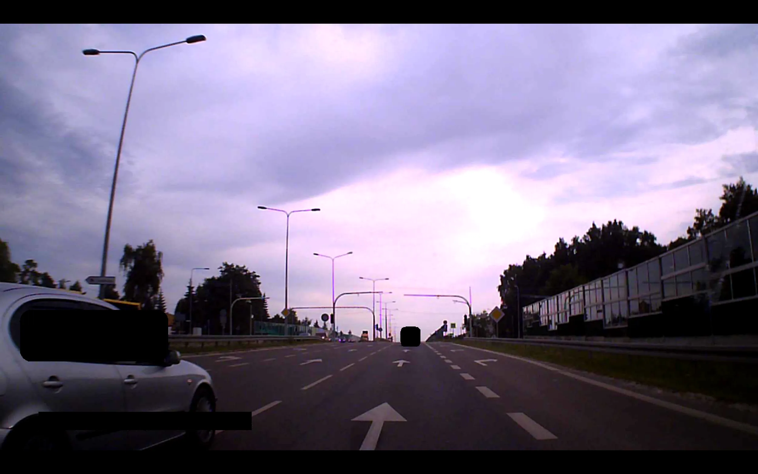 S*ka je*ana zmienia pas i zajeżdża blisko błotnika, bo nie czuje odległości. Gdybym nie zatrąbił, to kur**sko mogło mnie obrysować. Jak widać, Ź**IRA nie lubi jak się na nią trąbi i zaczęła hamować przed maską.