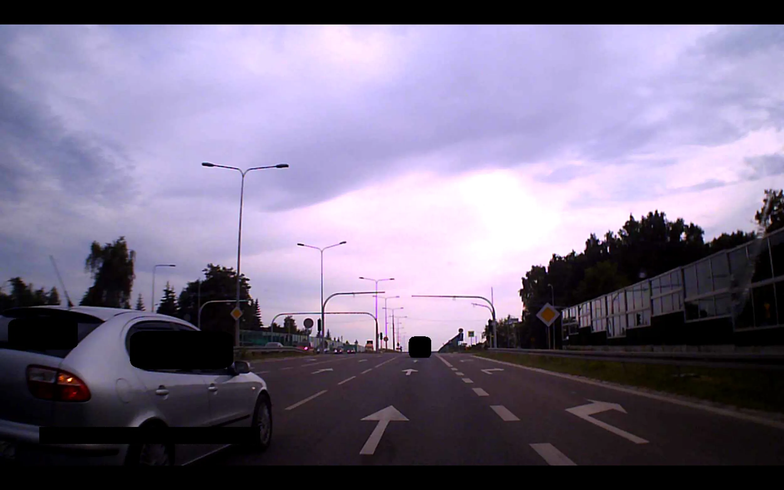 S*ka je*ana zmienia pas i zajeżdża blisko błotnika, bo nie czuje odległości. Gdybym nie zatrąbił, to kur**sko mogło mnie obrysować. Jak widać, Ź**IRA nie lubi jak się na nią trąbi i zaczęła hamować przed maską.