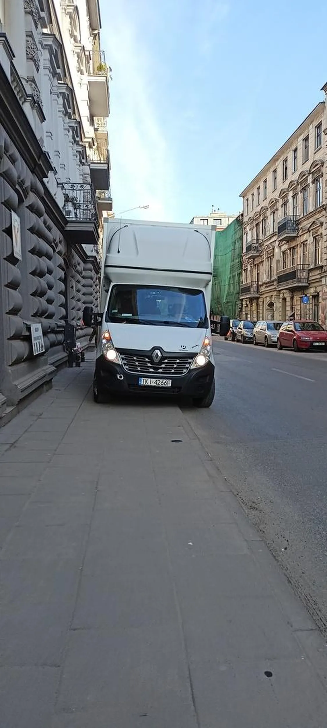 Ciężki pojazd + zakaz zatrzymywania + chodnik = Bezpieczne parkowanie Ps. Piesi musieli poruszać się wahadłowo