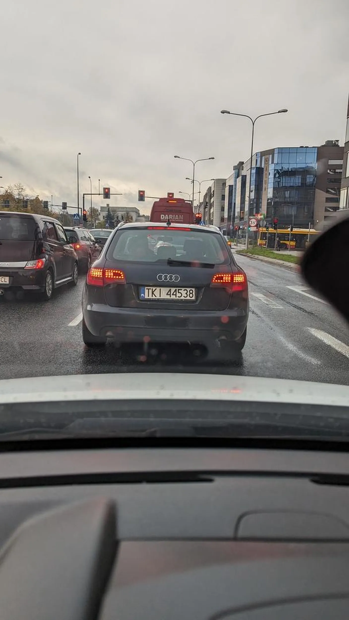 Kierowca nie używa kierunków.