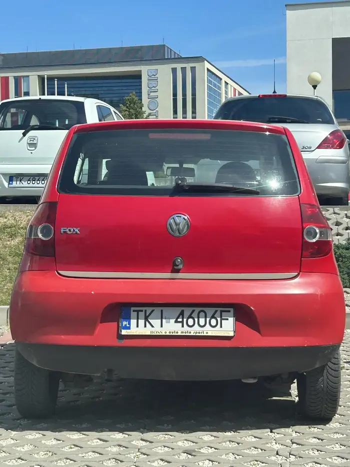 Dziewczyna bezczelna, wymusza pierwszeństwo, brak kultury.