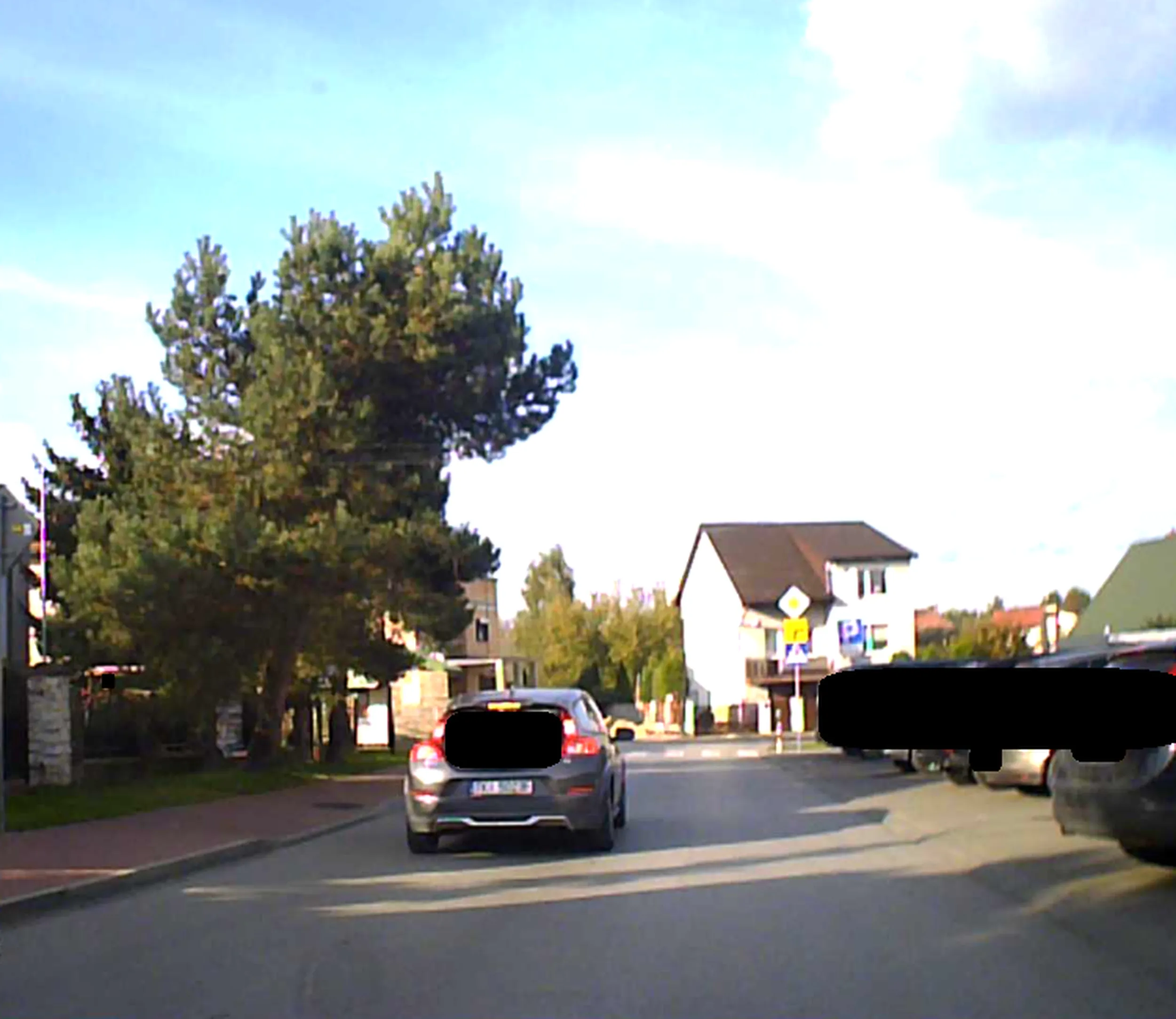 Droga babo wjazd do marketu był wcześniej tam w ch** miejsc parkingowych, a Ty hamujesz non stop, jedziesz lewą stroną jezdni później środkiem. Ogarnij się!!!