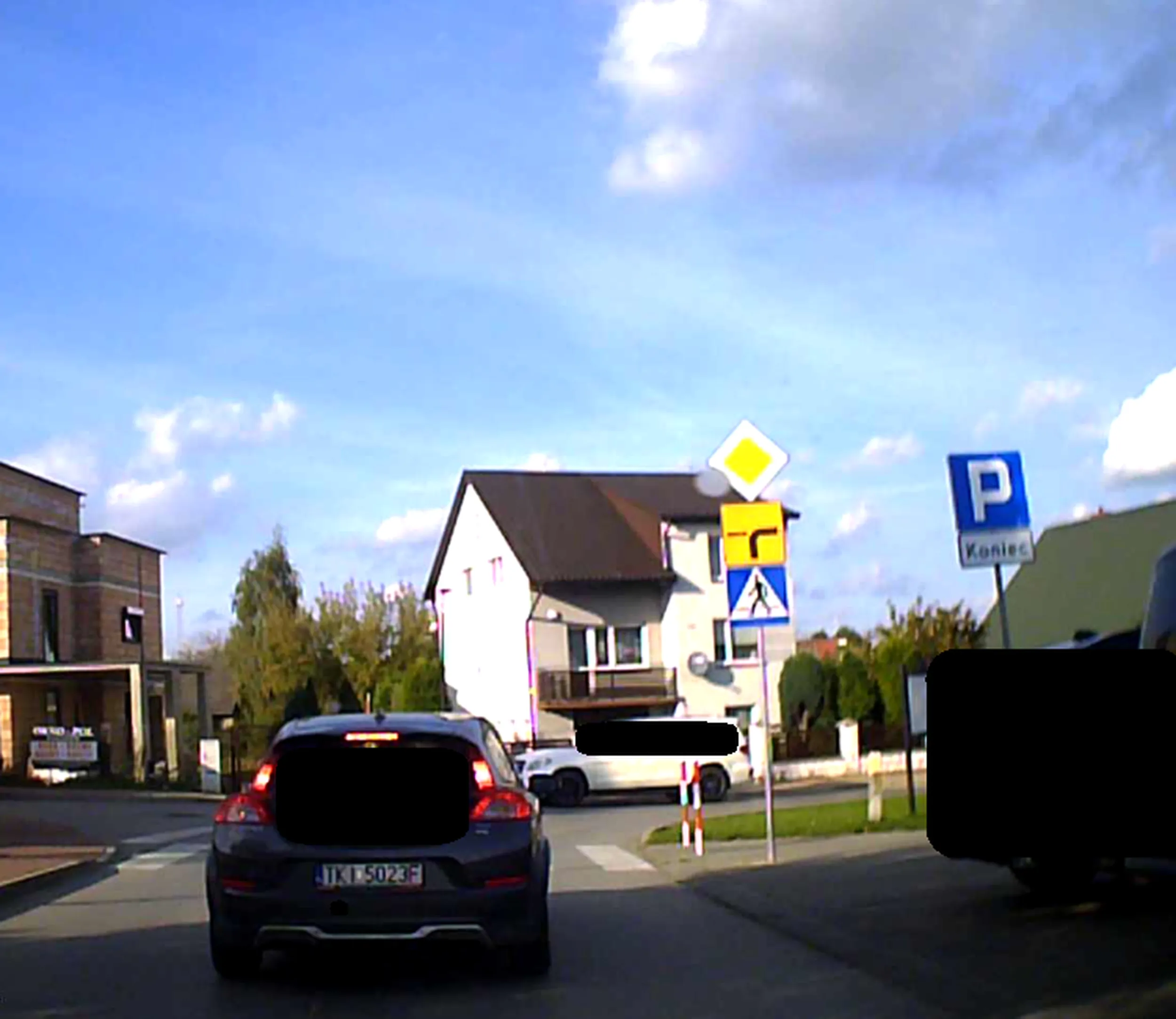 Droga babo wjazd do marketu był wcześniej tam w ch** miejsc parkingowych, a Ty hamujesz non stop, jedziesz lewą stroną jezdni później środkiem. Ogarnij się!!!