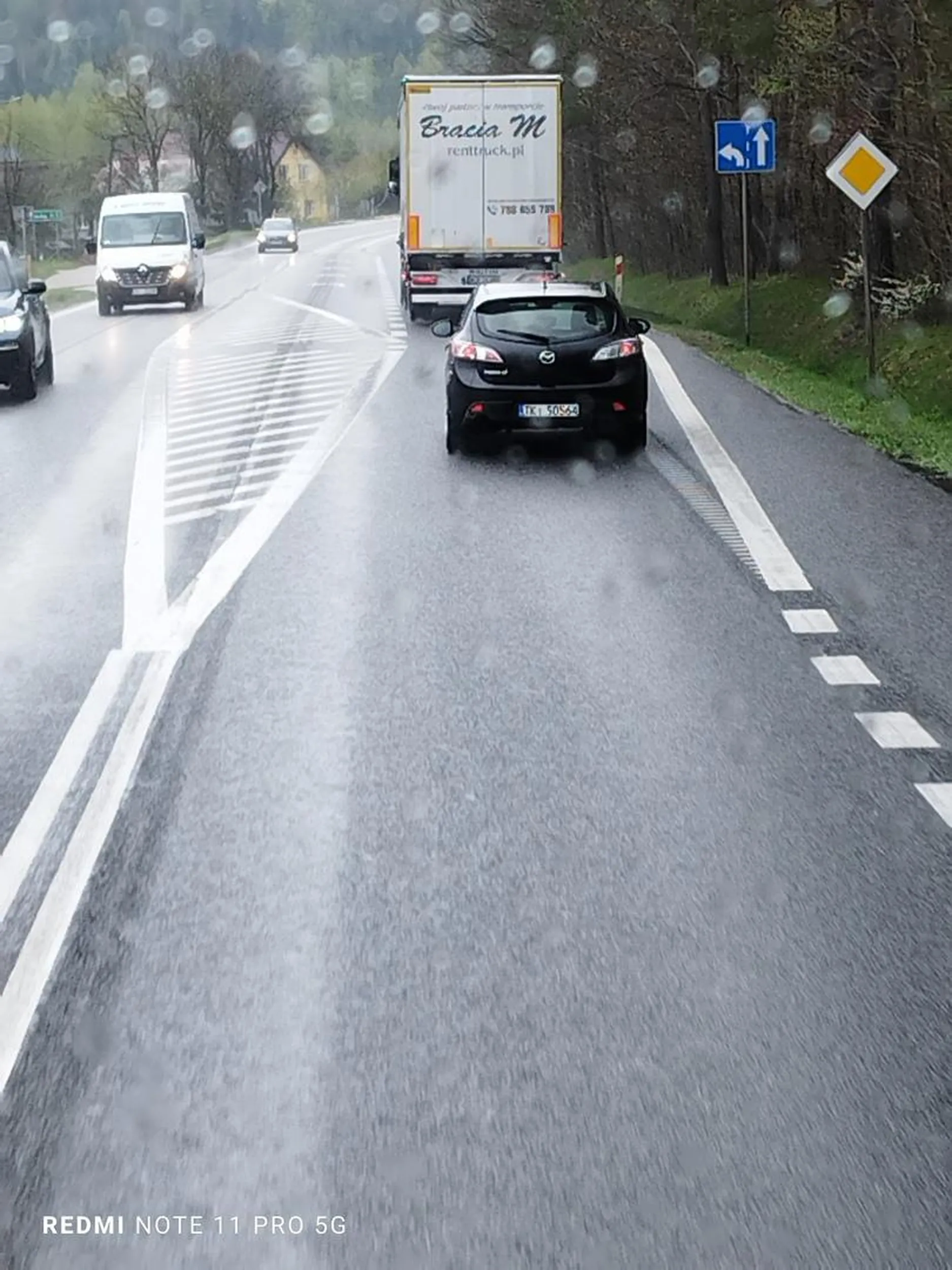 Burak i prostak. Wymusza pierwszeństwo łamie przepisy ruchu drogowego.