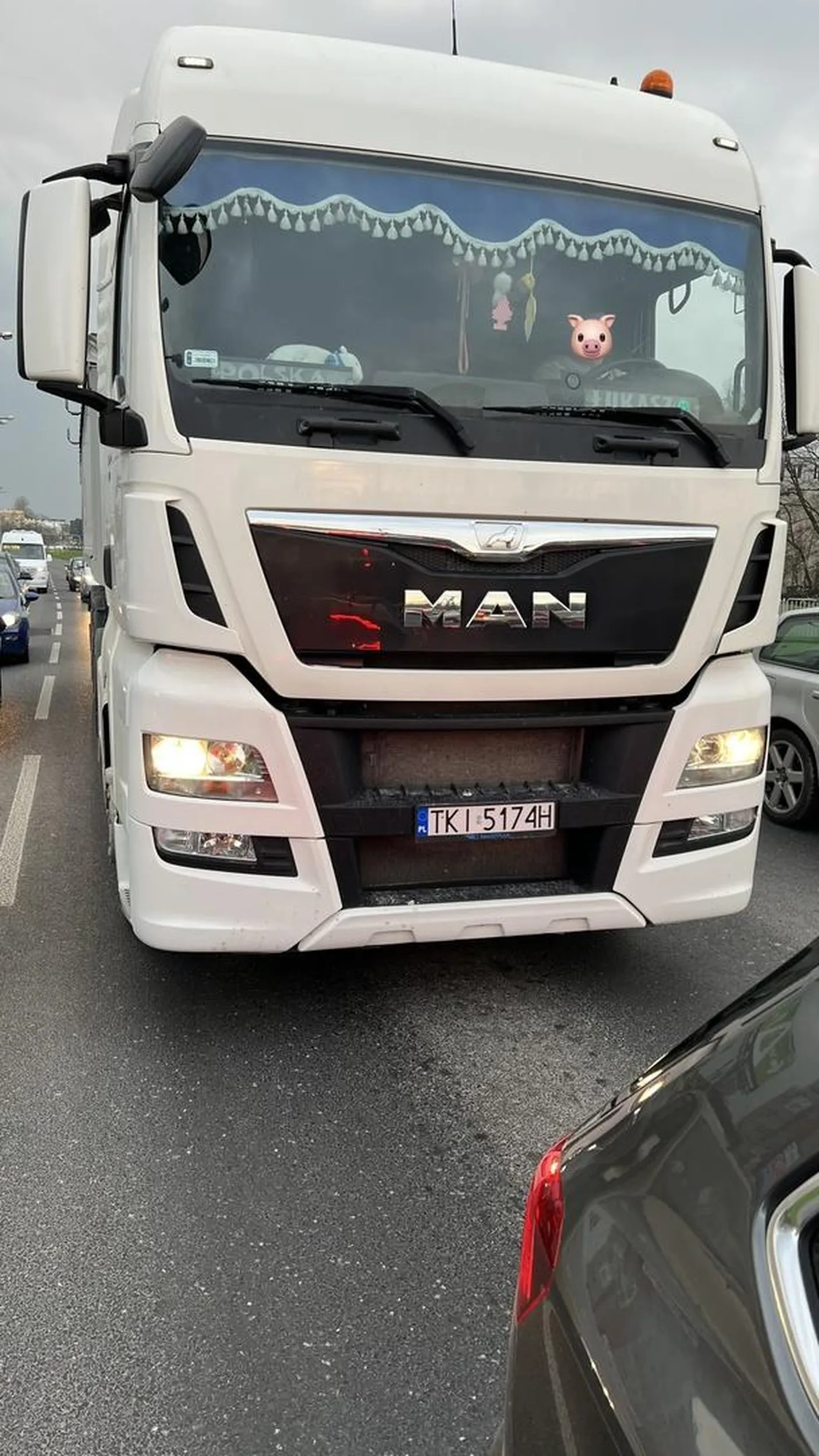 W centrum miasta miga światłami i trąbi na kierowców osobówek , którzy jadą przepisowo. Następnie wyzywa przez okna przy najbliższych światłach.  Tym bardziej w mieście gdzie jest zakaz poruszania się aut powyżej 16t.