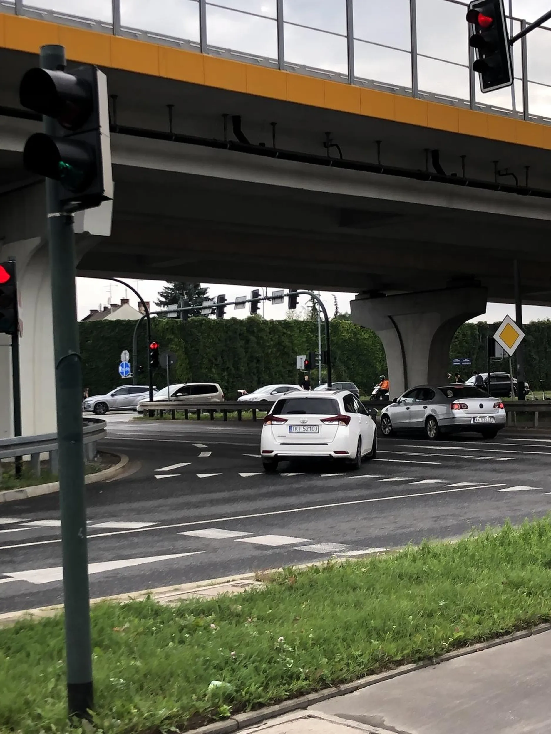 Kierowca prawie potrącił mnie na chodniku wyjeżdżając z parkingu, bo uwaga! patrzył w drugąstronę i nie zamierzał się zatrzymać. Zdążyłam odskoczyć. Po wszystkim głupio się uśmiechnął. Kraków, przy wyjeździe z parkingu przy Pana Tadeusza.