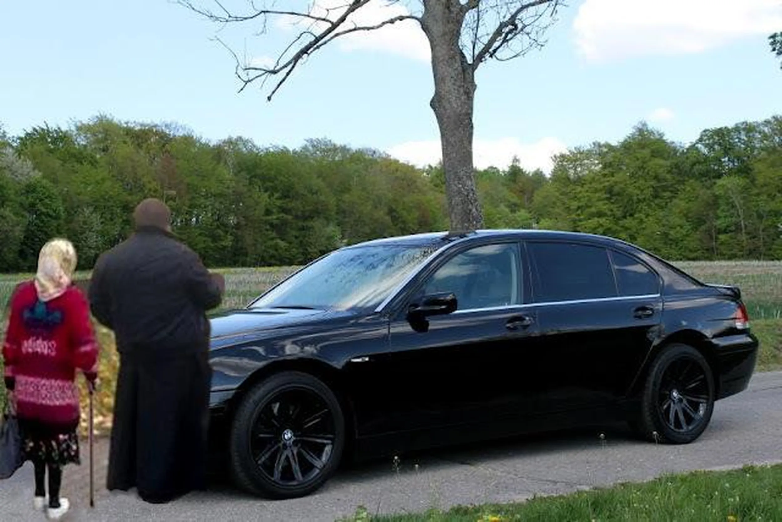 Babcia przychodzi do księdza mszę zamówić i pyta ile kosztuje. - Co łaska. - odpowiada ksiądz. Babinka szuka w portfeliku, szuka i... wyciąga 7 zł. - Oj siostro to troszkę mało... - Ale proszę księdza, byłam u fryzjera i tylko tyle mi zostało. Więcej nie mam... - Siostro, siostro, a Matka Boża nie chodziła do fryzjera! - No Pan Jezus też BMW nie jeździł....