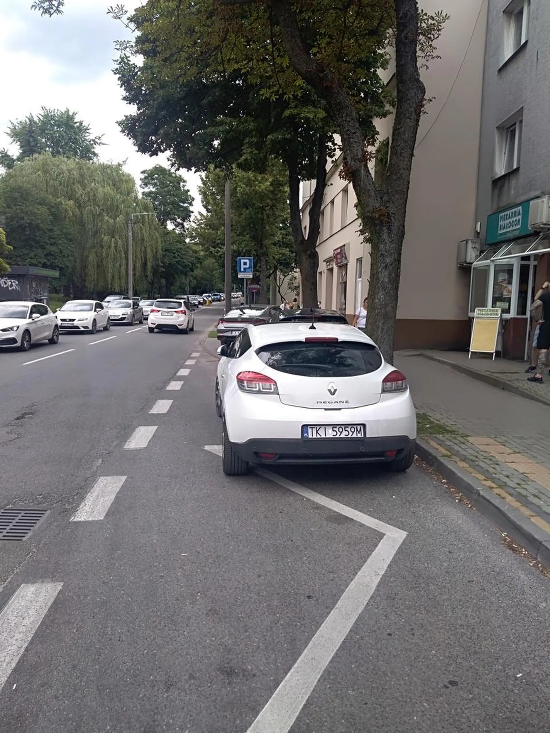 Szanowny kierowco tego auta. Zatoka autobusowa to nie parking. A i po mieście przydałoby się nieco wolniej jeździć.