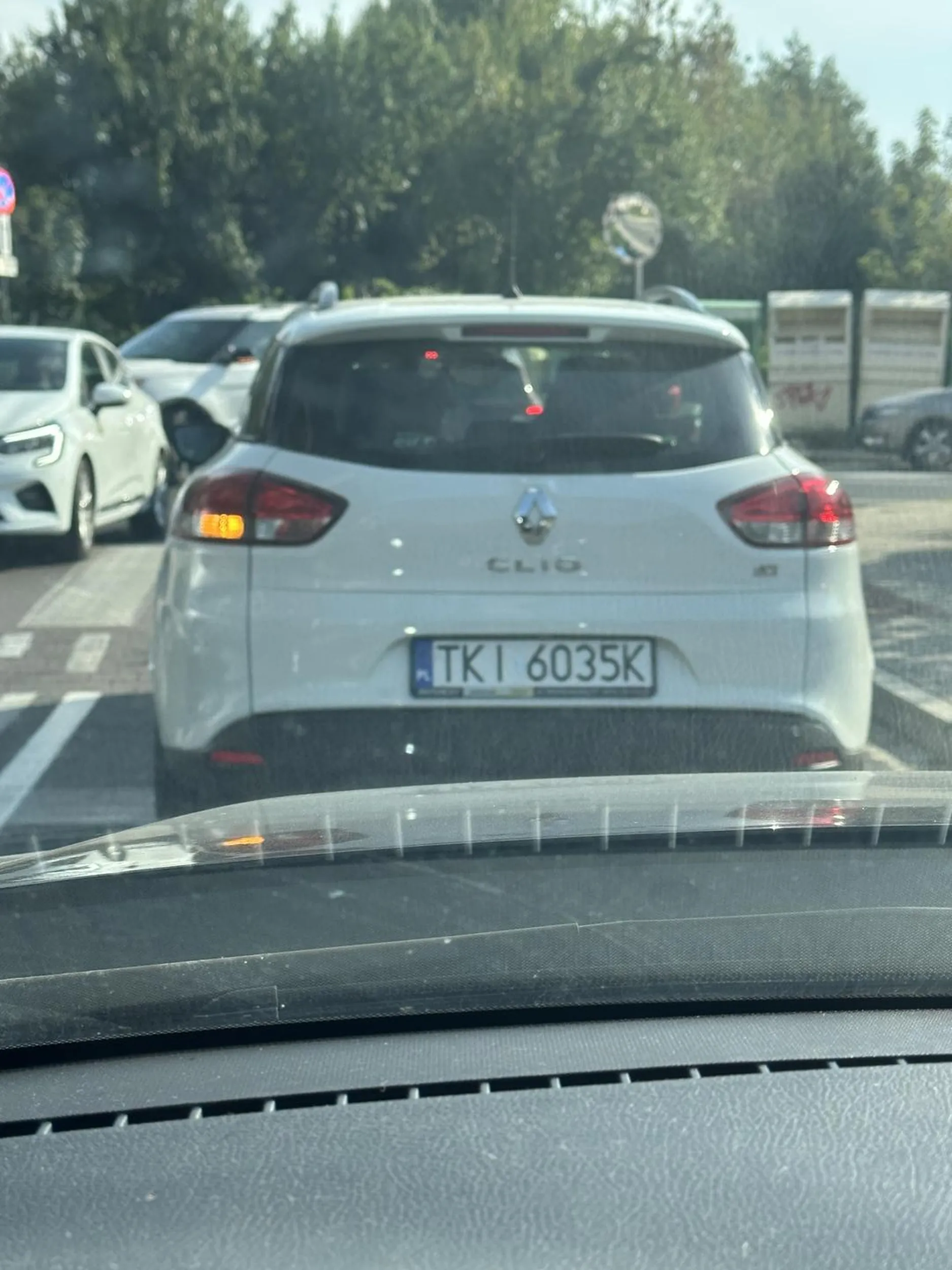 Pani na 3 ciego wymusza pierwszeństwo i do tego jeszcze  pokazuje srodkowe palce. Zastanów się kobieto co ty robisz. Na szczęście nagrane co wyprawiasz - oczekuj mandatu.