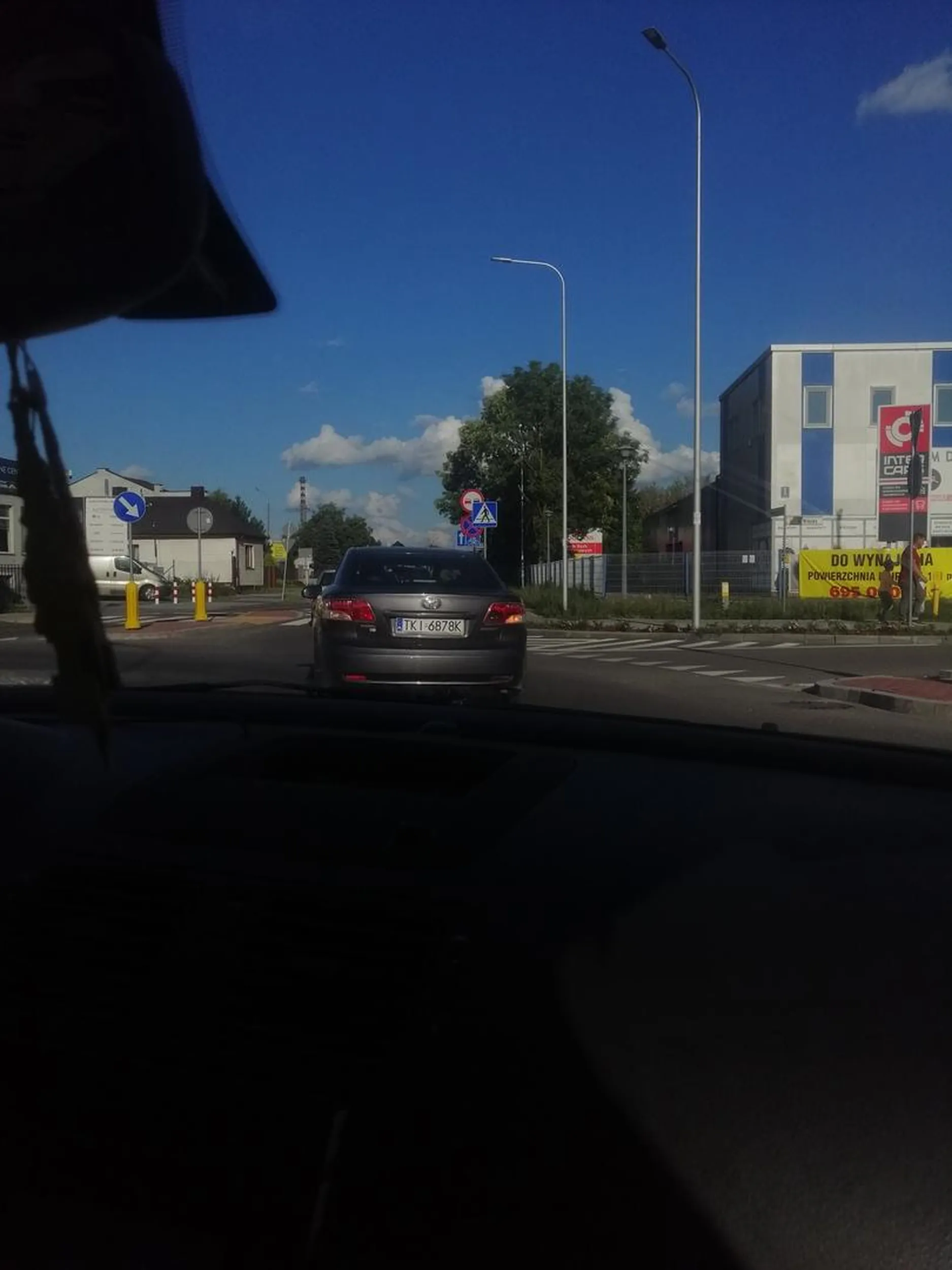 Jak jeździsz babo. Na krzyżówkach stoi się przy tamim czym świecącym na kolory