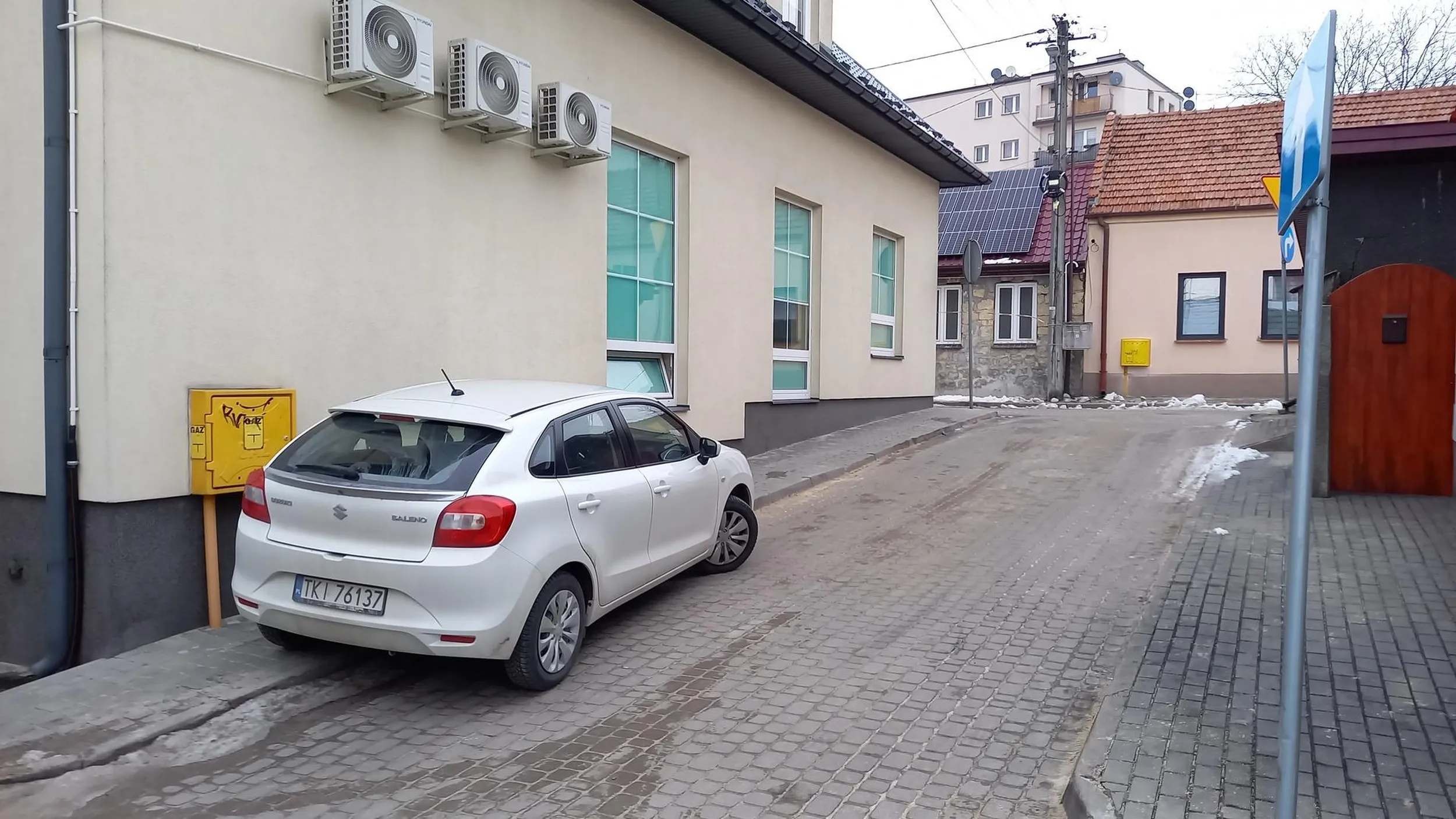 Parkowanie na krzyżówce co uniemożliwia przejście chodnikiem np. osobie z dzieckiem w wózku.