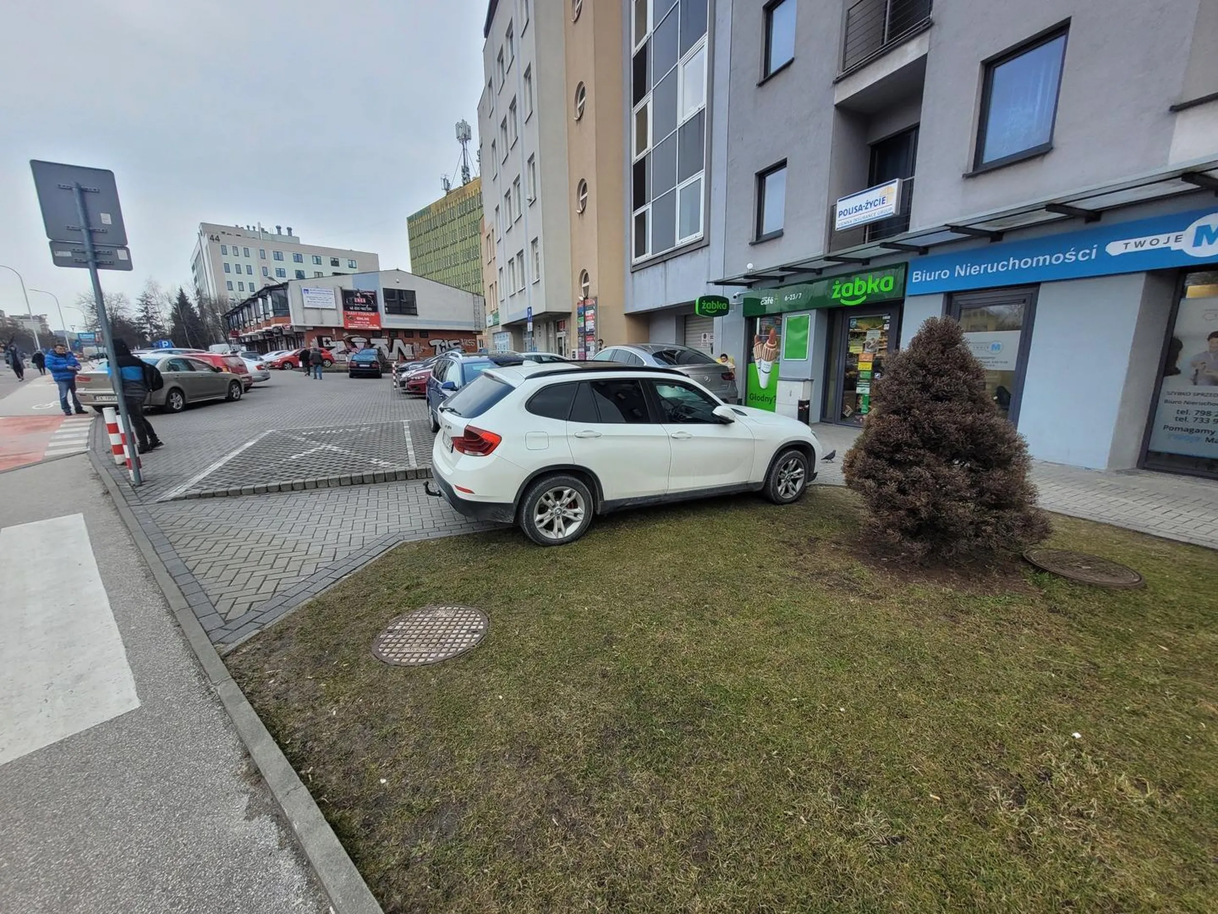 Parkowanie na chodniku i na trawniku.