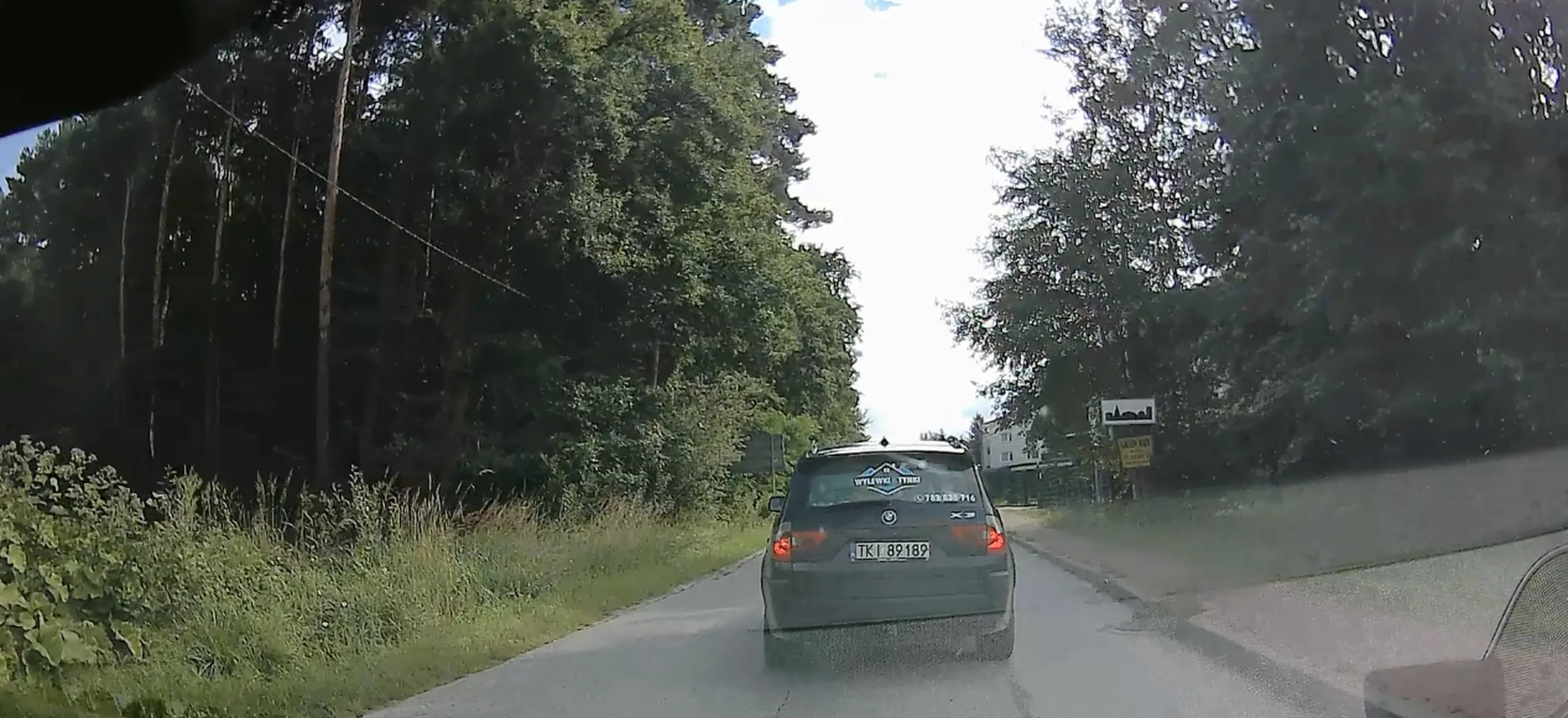 Blokuje lewy pas ruchu drogi dwupasmowej bo bedzie skrecac za 2 kilometry. Po skreceniu jedzie srodkiem drogi zeby nikt go nie wyprzedzil z predkoscia  20km/h.