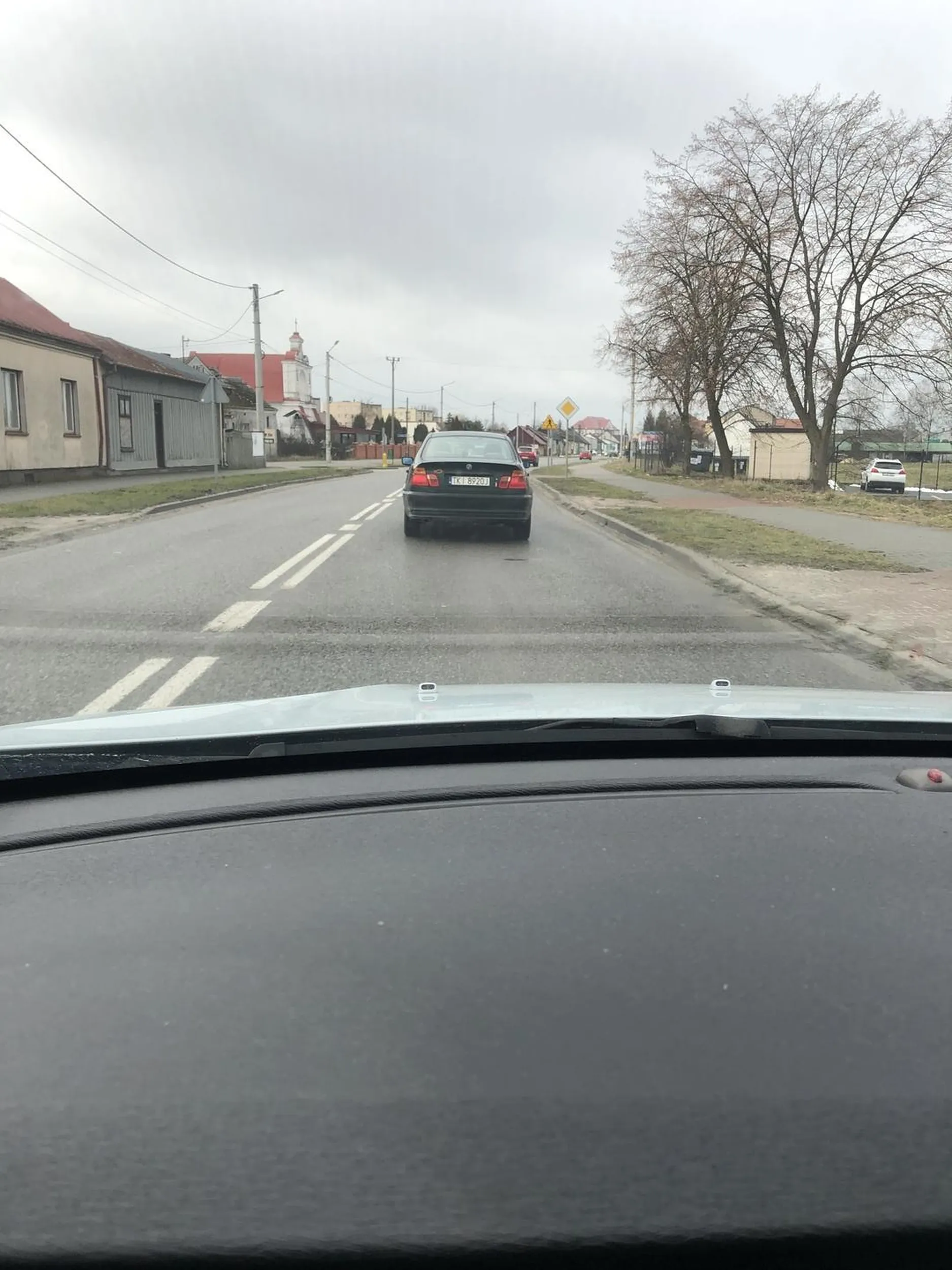 Kobieta w ciemnozielonym BMW wyprzedzała mnie trąbiąc, na łuku drogi, podwójna ciągła, roboty budowlane przy drodze z ograniczeniem prędkości do 40km/h moja prędkość 45-50 jak stwierdziła ja zwalniałem specjalnie żeby doprowadzić do kolizji… brak słów proponuje wracać na wieś i polne drogi tam mniejsze prawdopodobieństwo spowodowania tragedii.