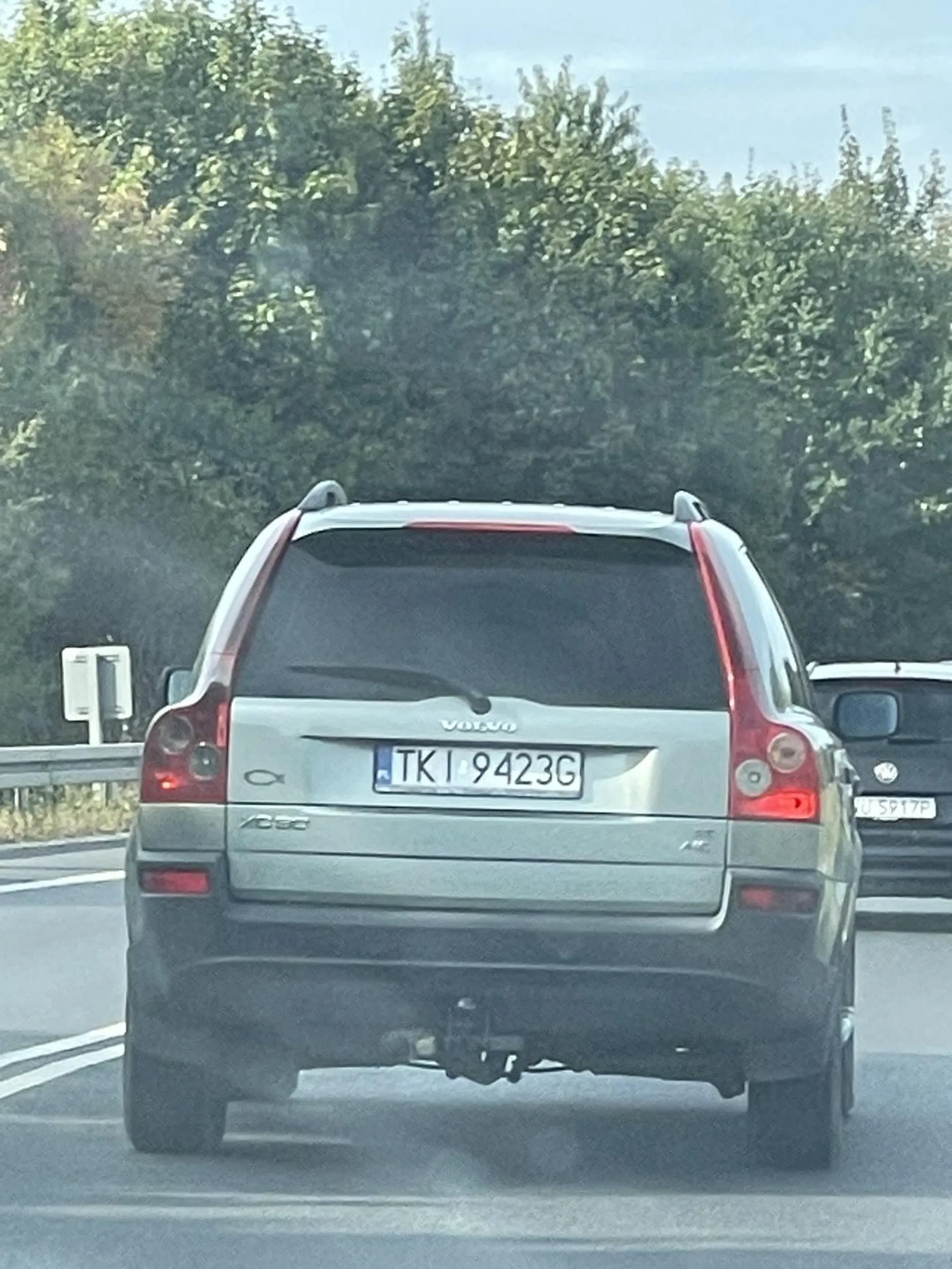 Koleś w Volvo z kierownicą po prawej tak się spieszy, że spycha innych na pobocze