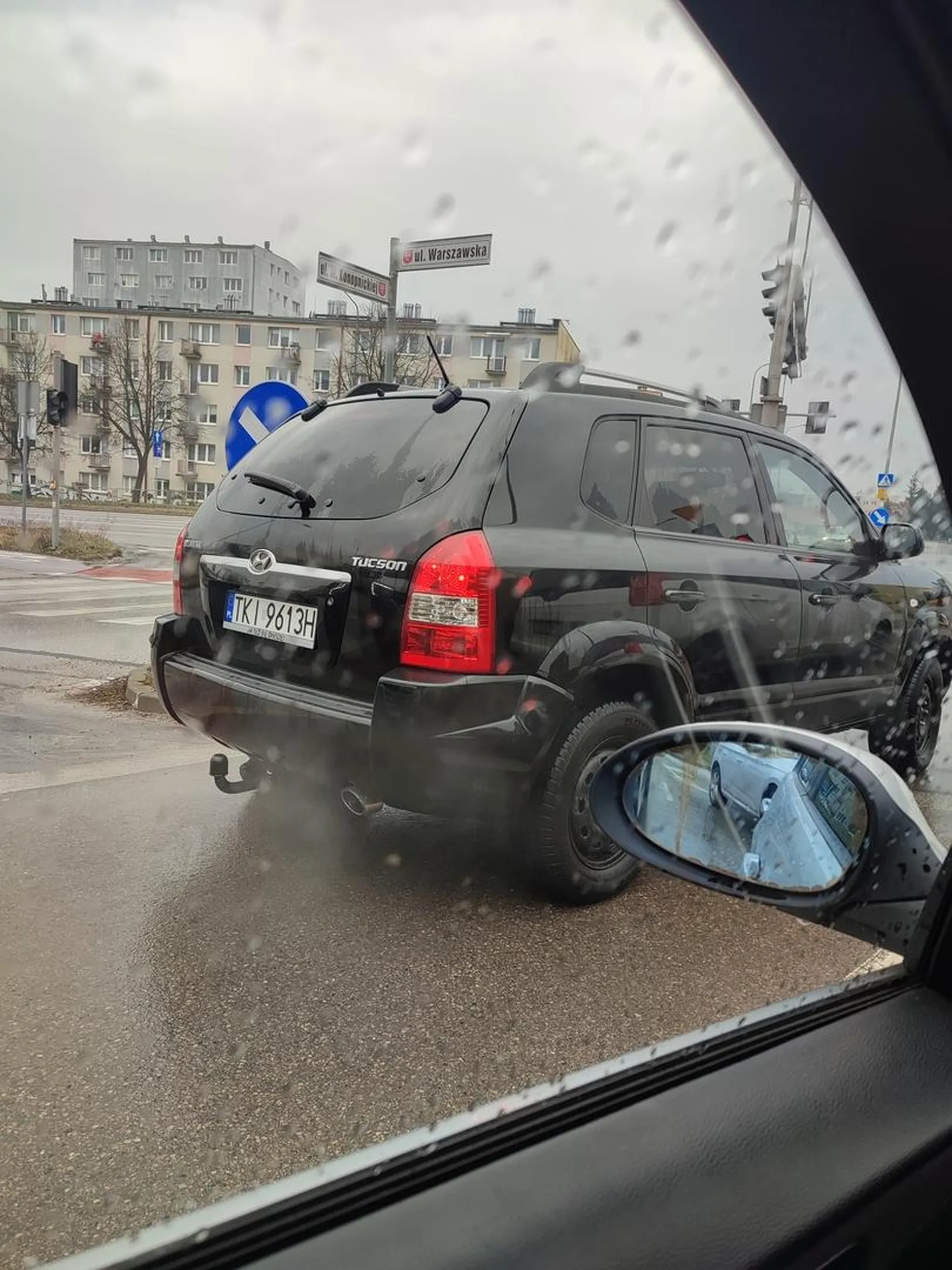 Nieudacznik pijany albo zamiast mózgu ma wodogłowie. Jeździ po całej drodze bez kierunków, wyjeżdża nie patrzy na inne auta. Żeby mi się nie spieszyło to bym Ci bił w tego trupa i brał ubezpieczenie.