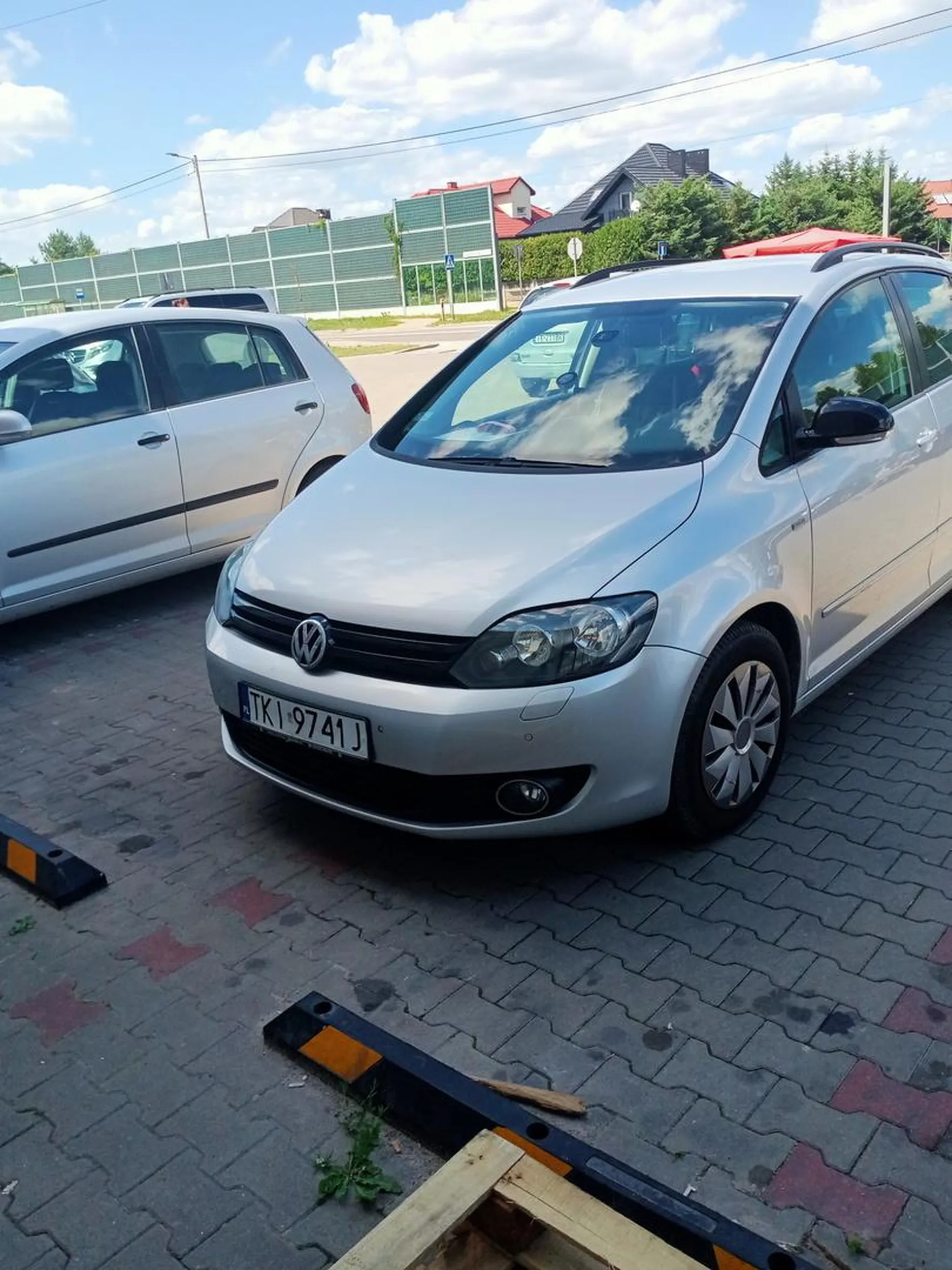 A co jest cień i miejsce to co zajmę obydwa coby ktoś koło mnie nie stanol miejce Piekoszów koło Biedronki