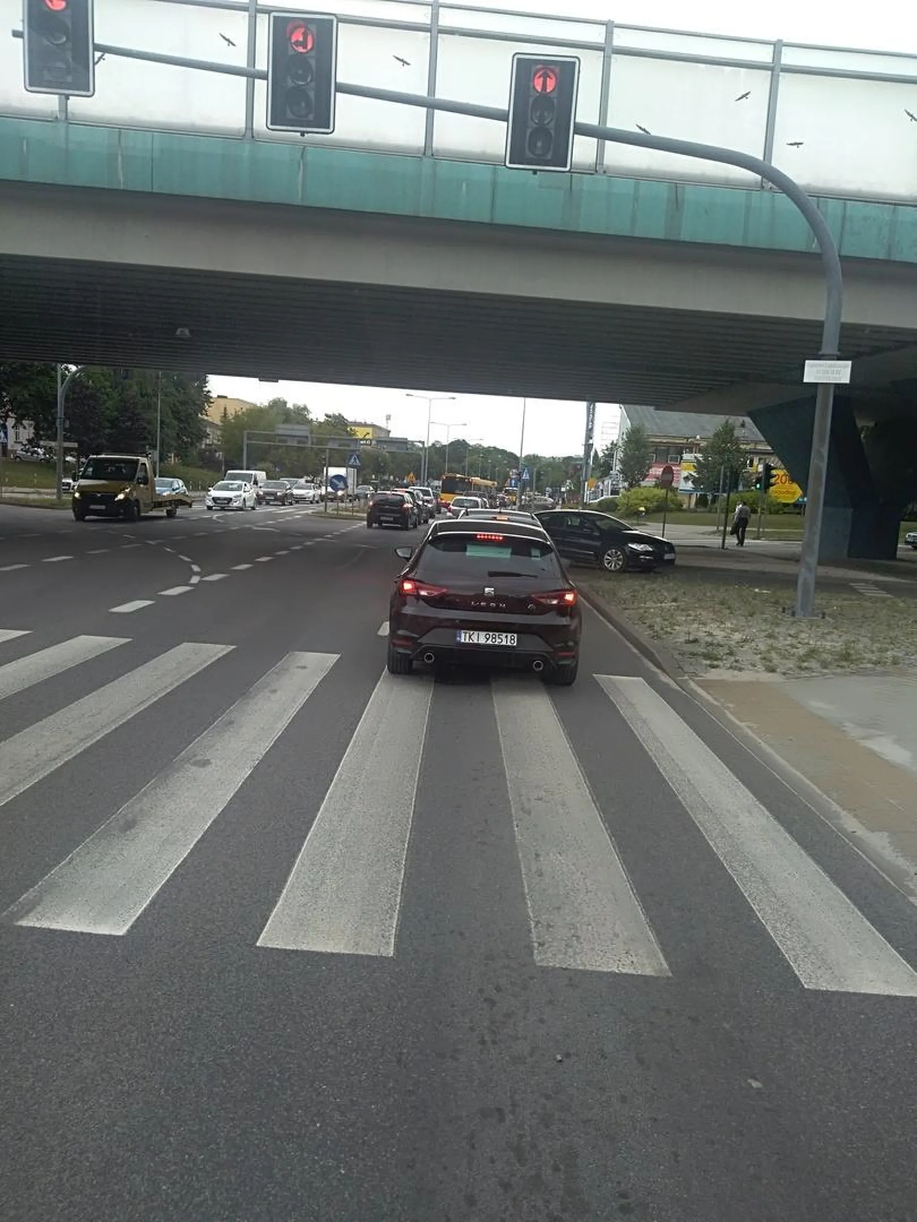 Uwaga na kierowce tego Leona. Gość chyba w ogóle nie patrzy na znaki. Na mnie wymusił pierwszeństwo, po czym i tak razem staliśmy na czerwonym
