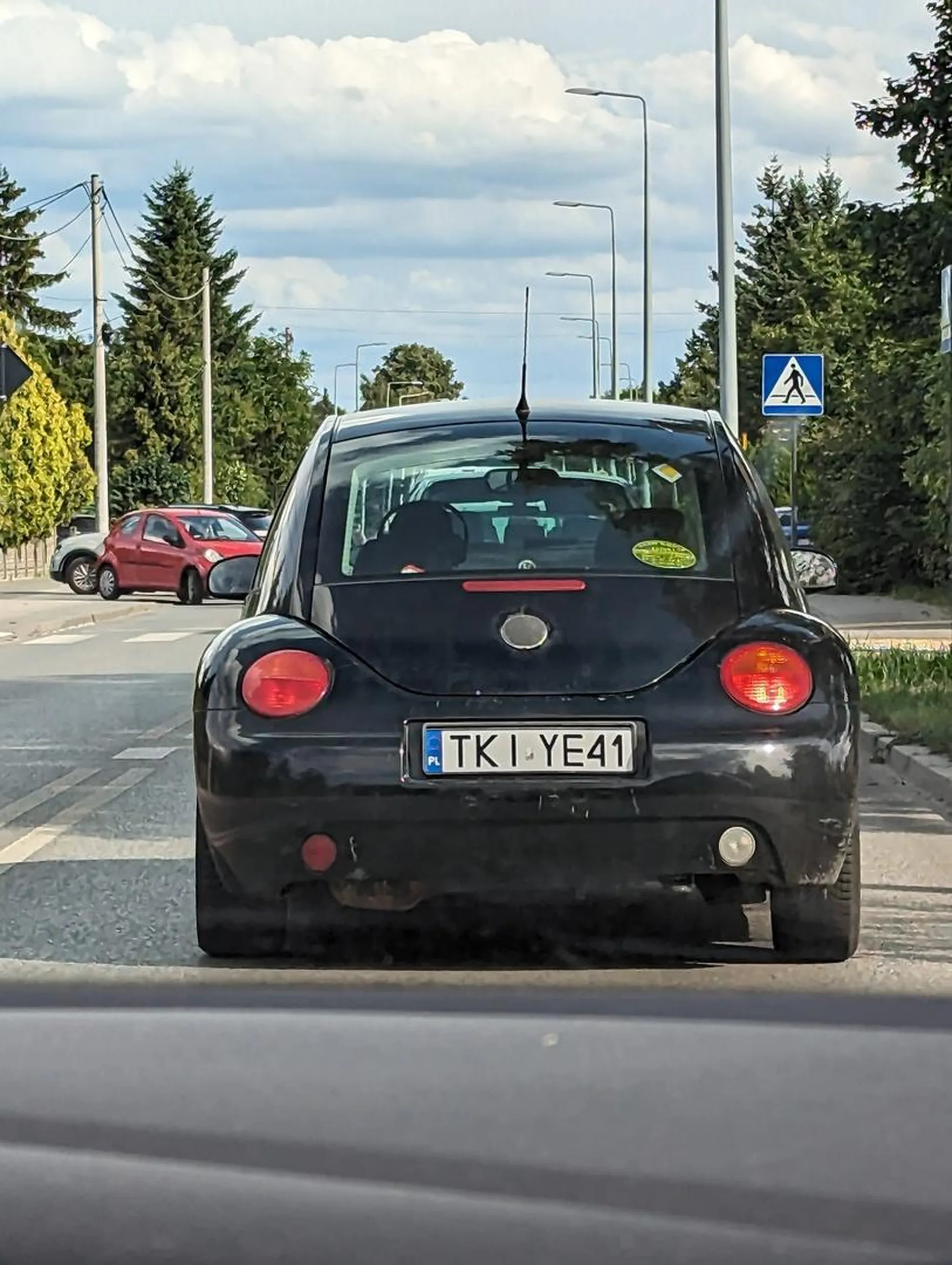 Uważajcie w Łodzi i okolicach. Pajac jedzie ze słuchawkami na uszach, slalomem i w ogóle nie interesuje go co się dzieje na drodze. Widać, że już nie raz komuś albo czemuś szkodę zrobił, bo cały poobijany.