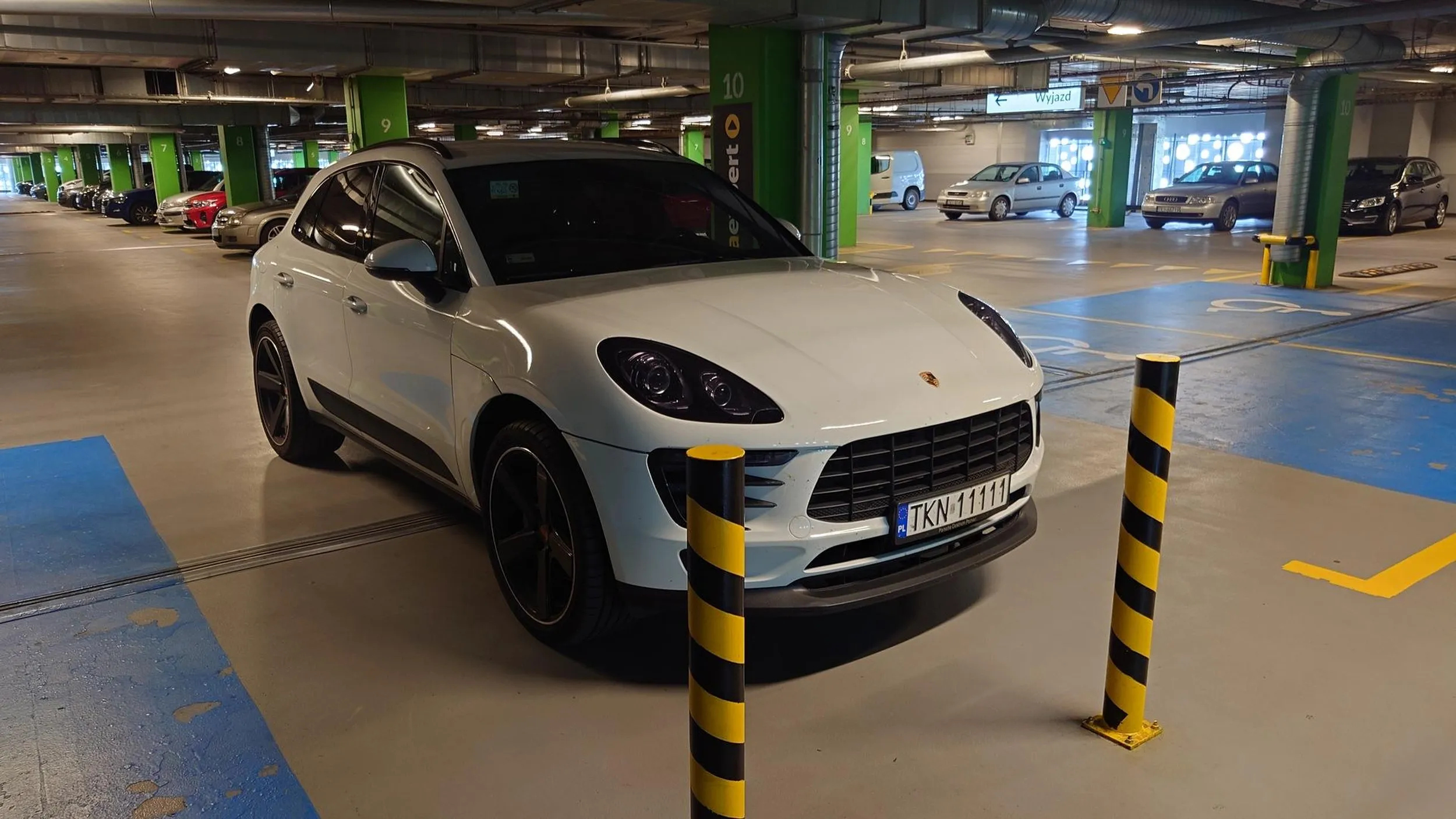 Właściciel nie umie parkować w kieleckiej Koronie, cały parking pusty, ale trzeba było zaparkować w wejściu