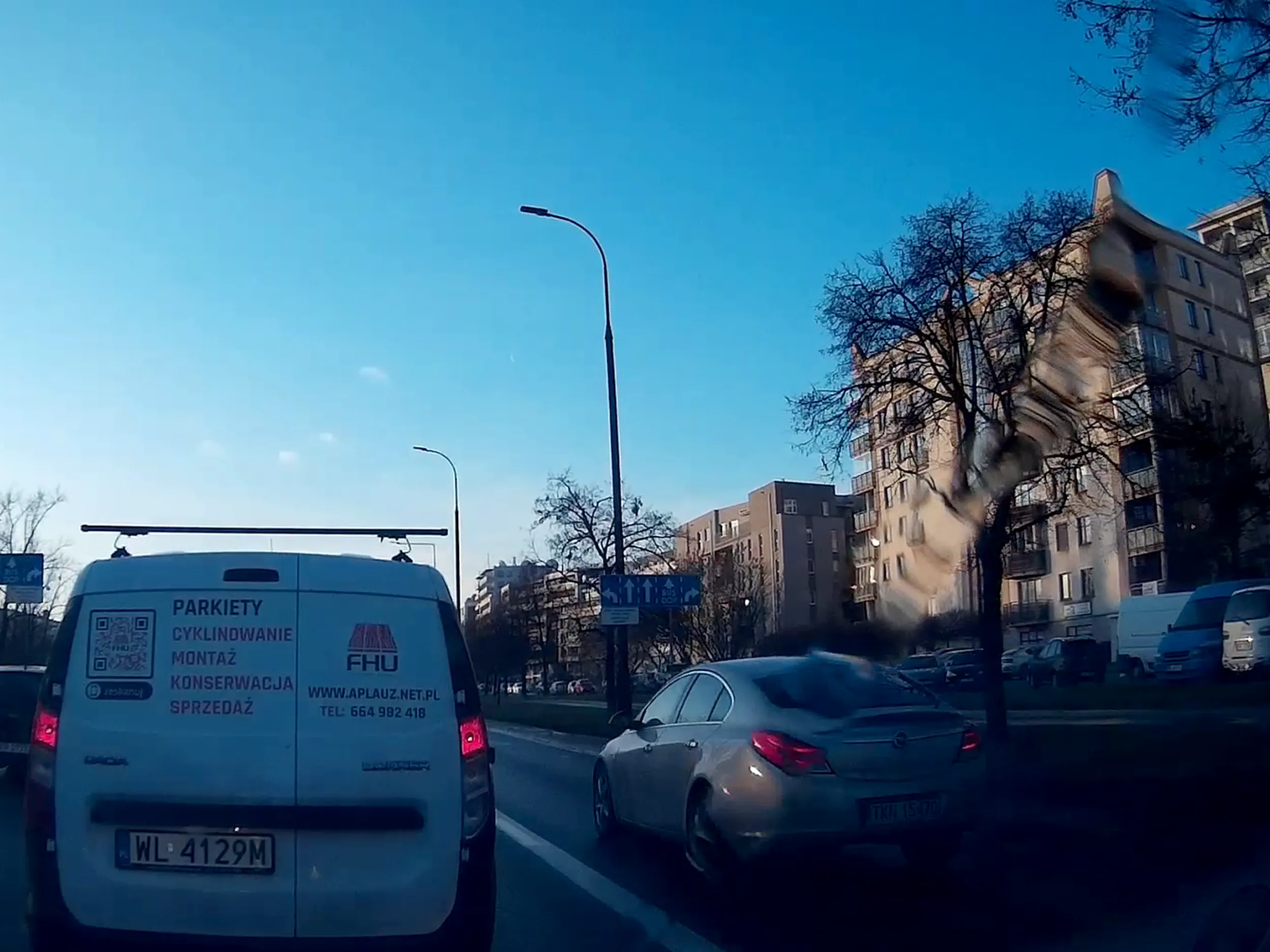 Omija korek buspasem. Aleja Sikorskiego w Warszawie.