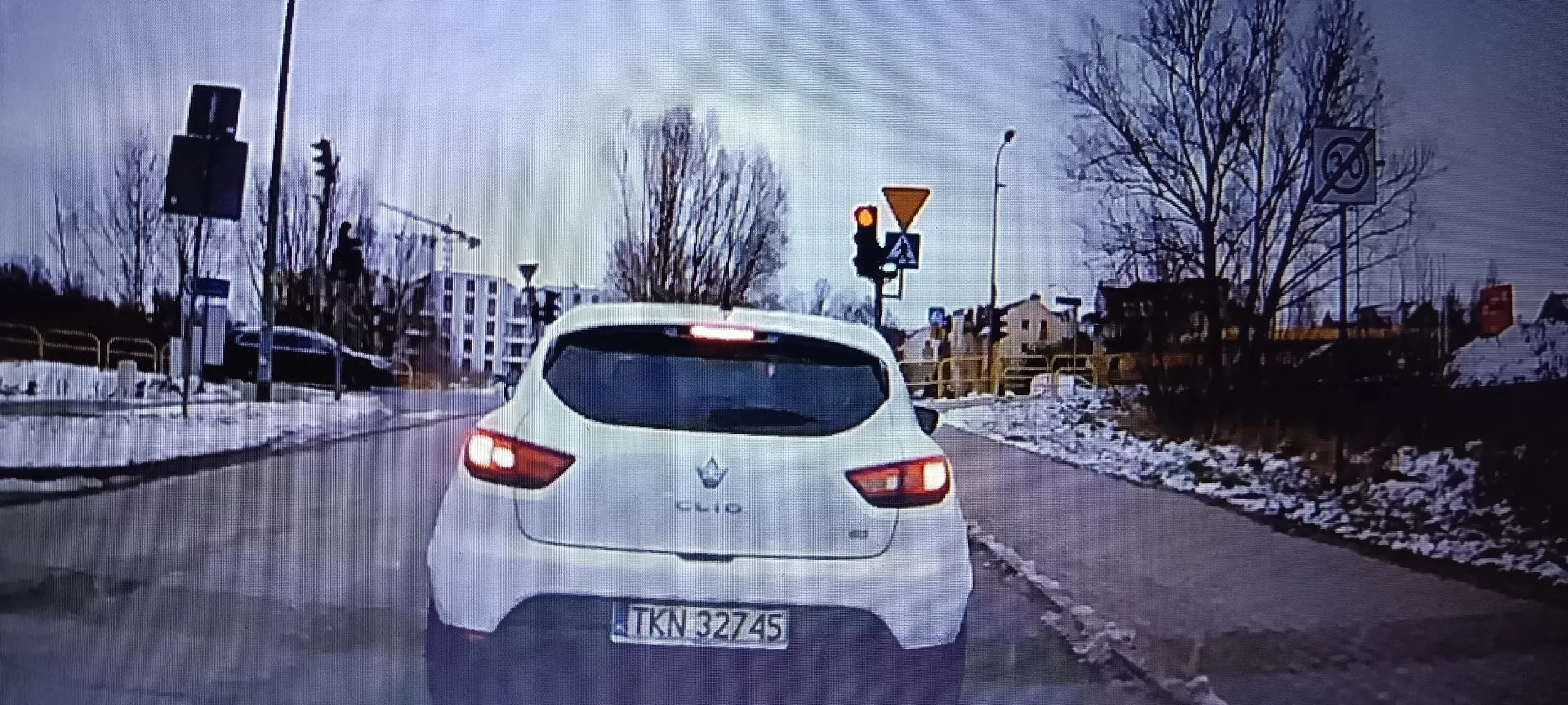 W strefie 30 jedzie ponad 50 i wyprzedza na skrzyżowaniu jadące prawidłowo pojazdy