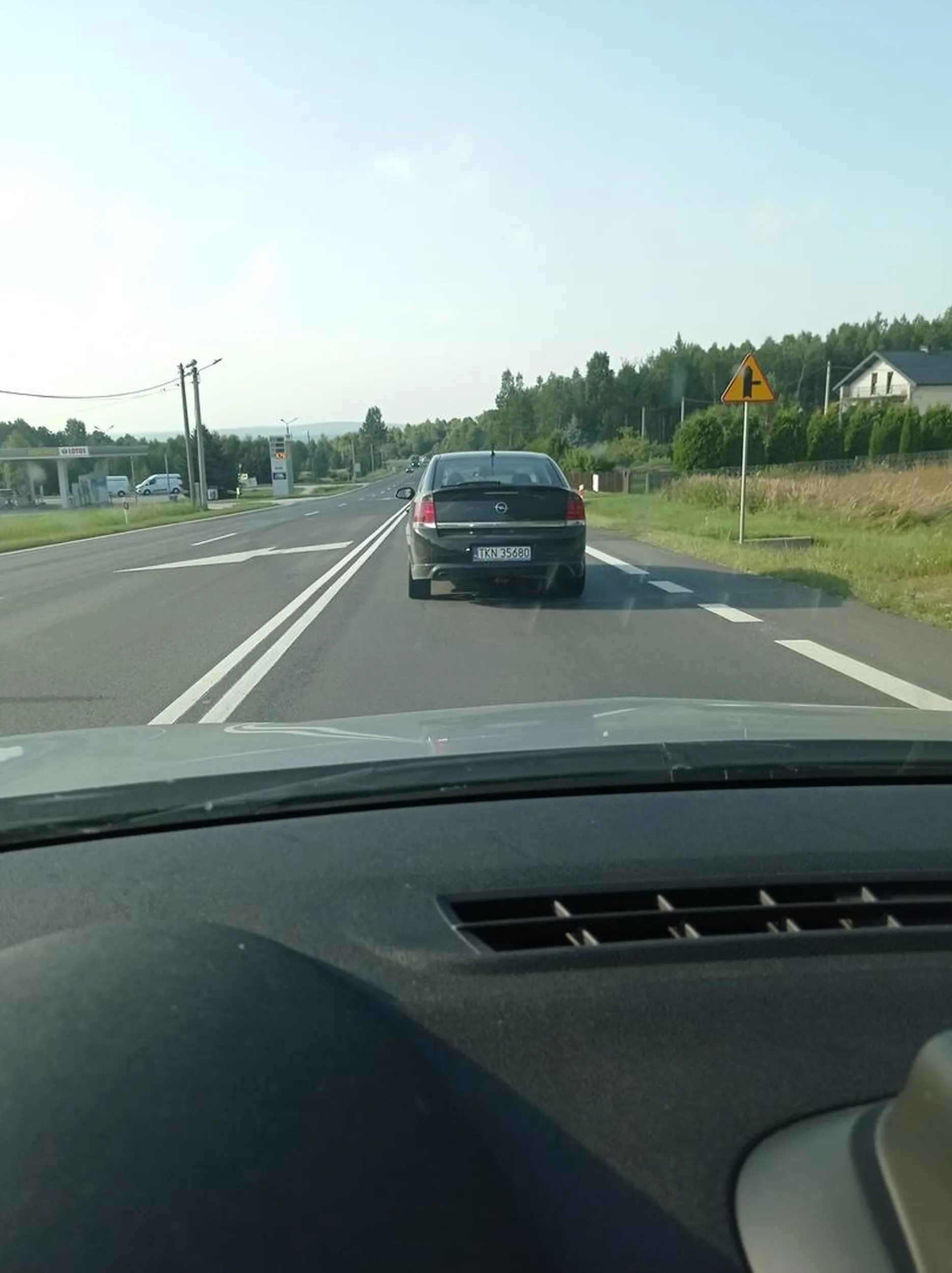 Mruganie światłami bo za wolno wyprzedzam jak już wyprzedzi to hamuje przed maską nie wie co to jazda na suwak jak przyspiesza to czarny dym z wydechu jak z lokomotywy typowy burak z lasu mam nadzieję że go jeszcze spotkam