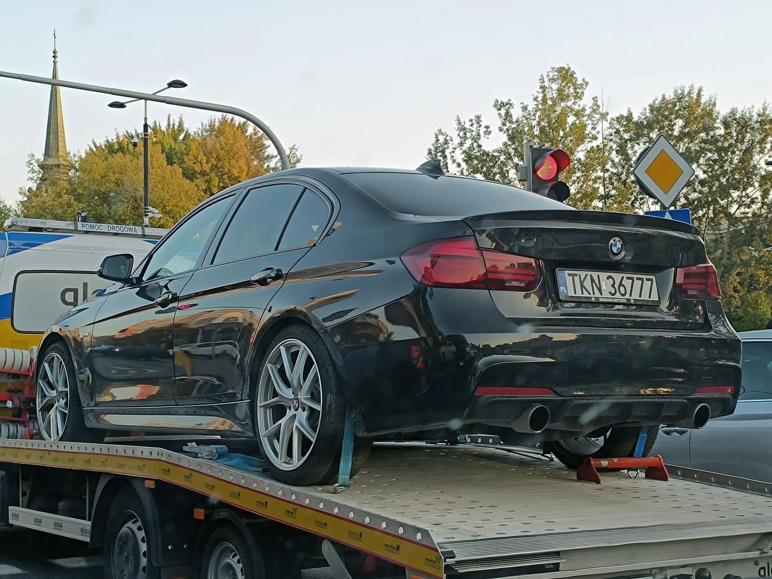 I słynna BMW na lawecie.... nie zdążyłem zrobić zdjęcia z PP ale rozwalona
