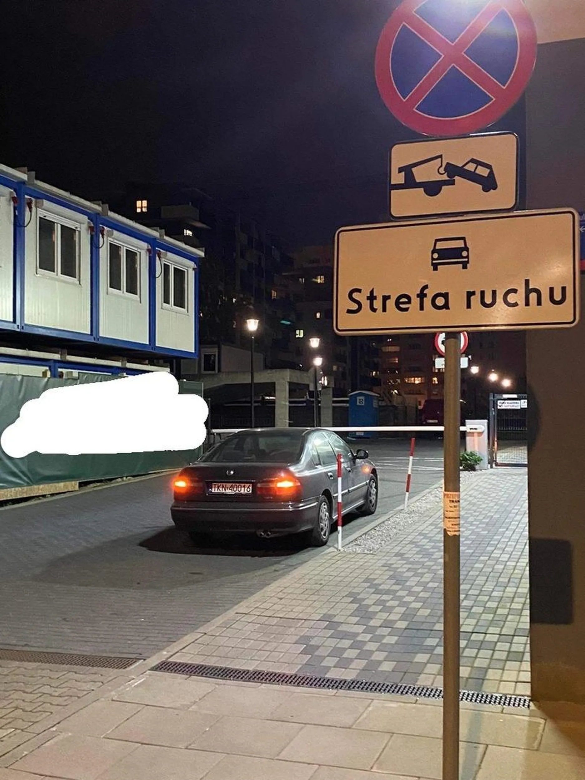 Nie umie w znaki. Blokuje wjazd