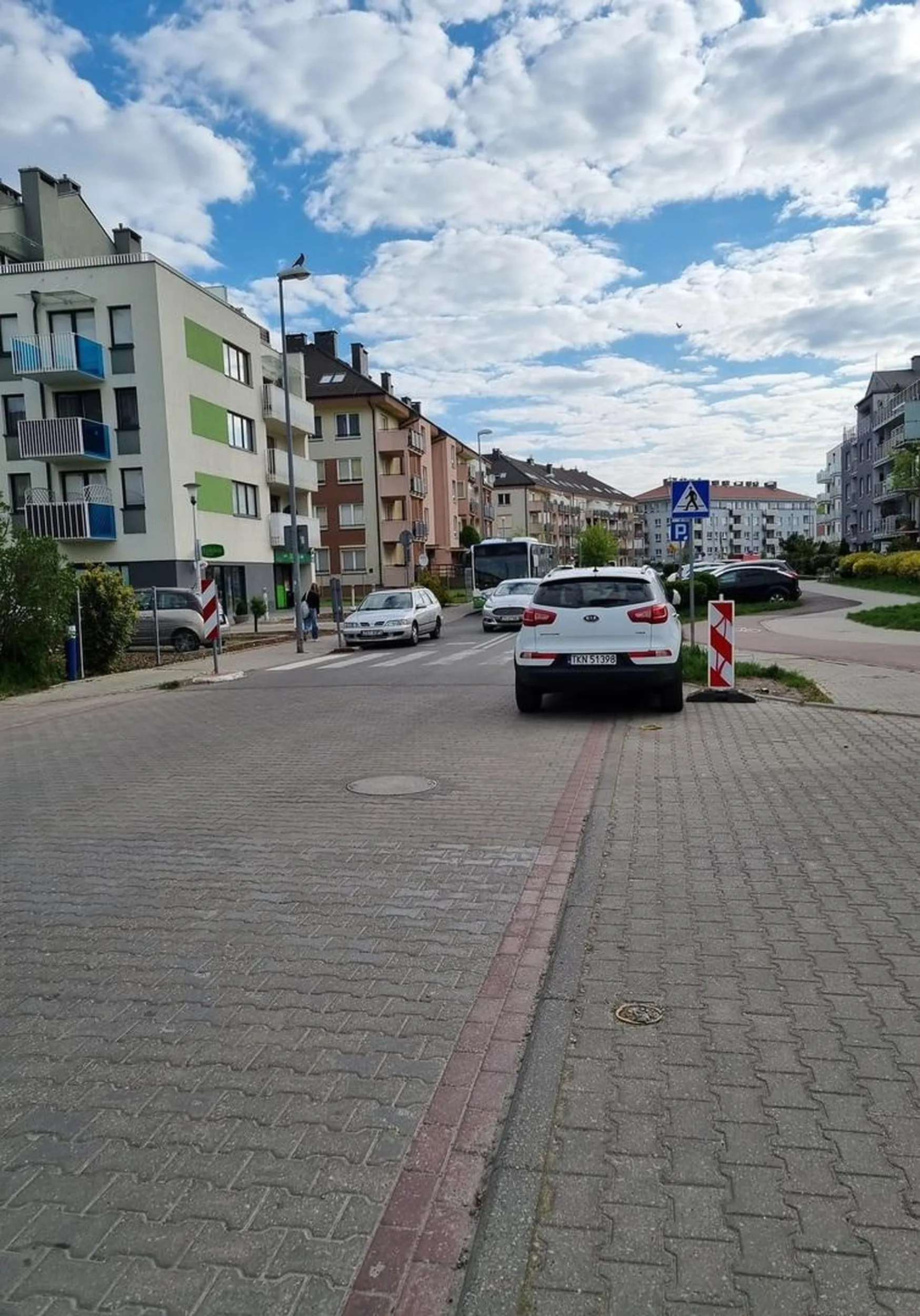 Notorycznie parkuje na trawniku i nie zachowuje odległości od przejścia dla pieszych.