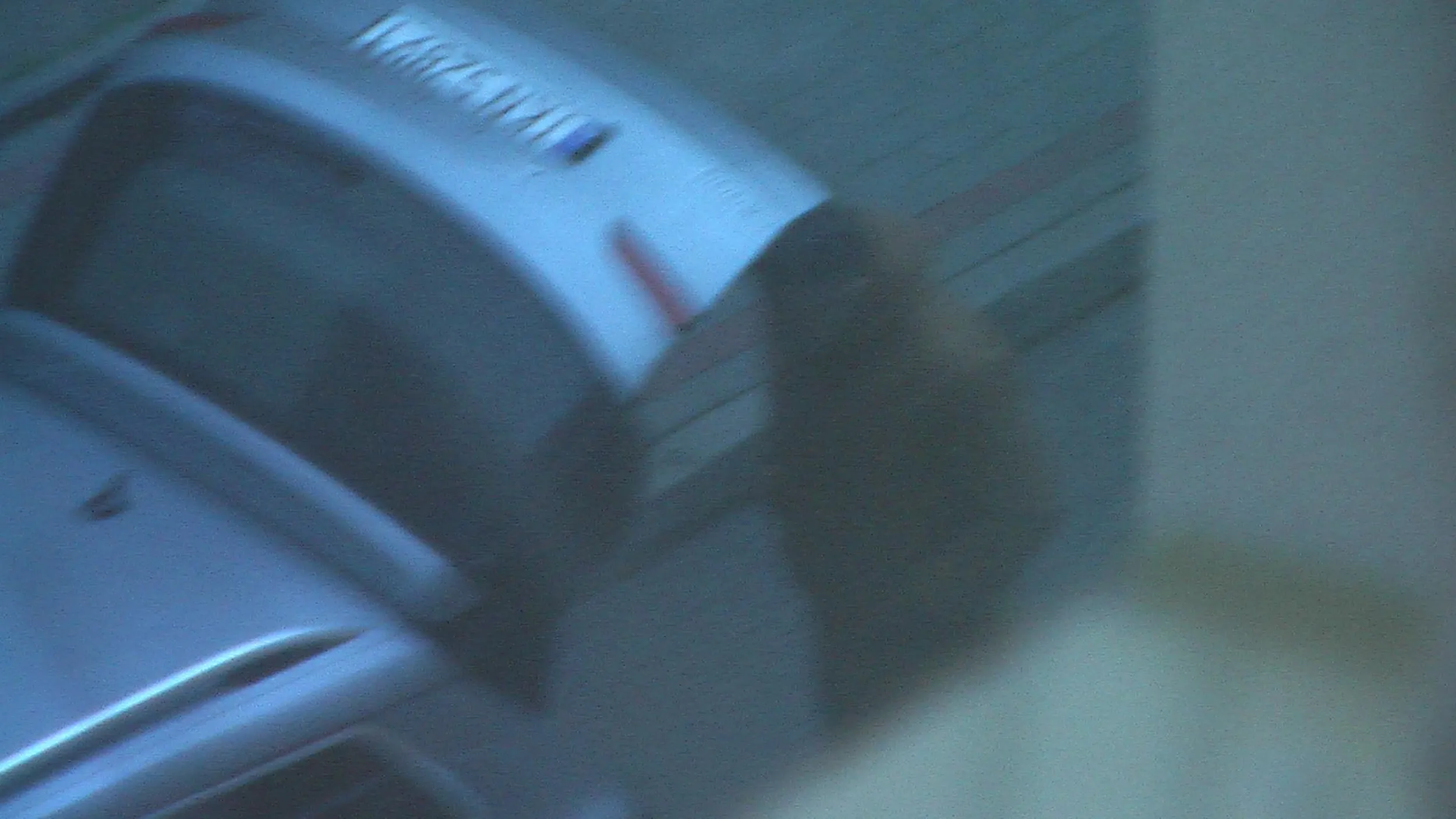 Ten człowiek sprzedaje narkotyki.